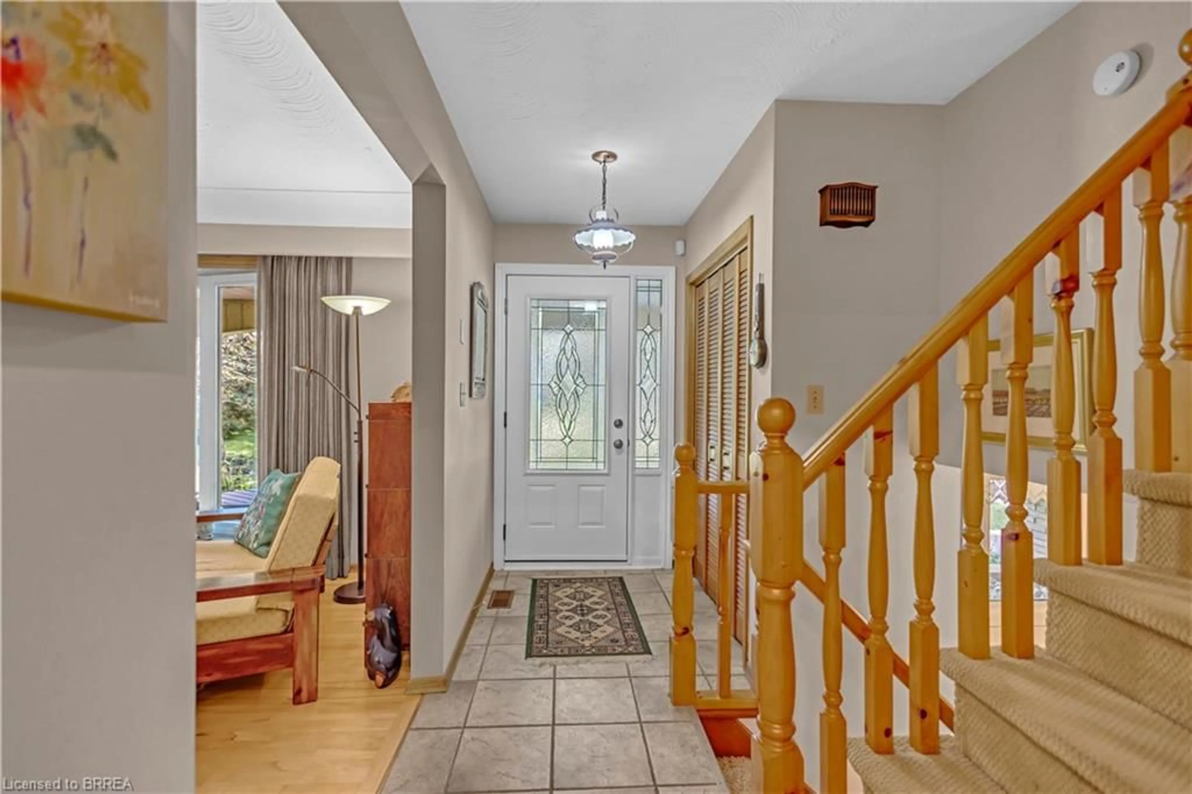 Indoor foyer for 398 Bishopgate Rd, Brantford Ontario N3T 5L7