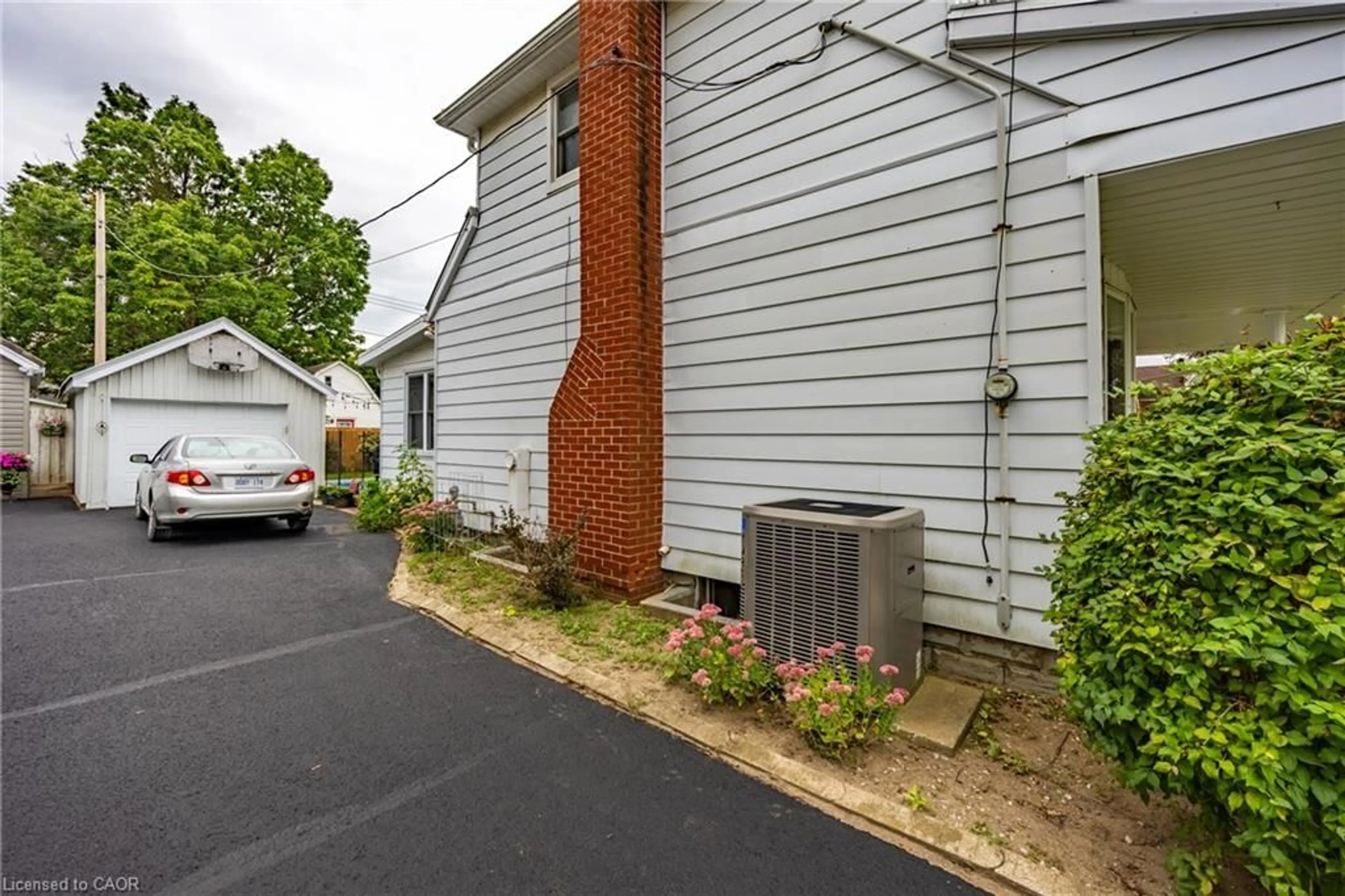 Patio, street for 72 Pine St, Delhi Ontario N4B 1N9