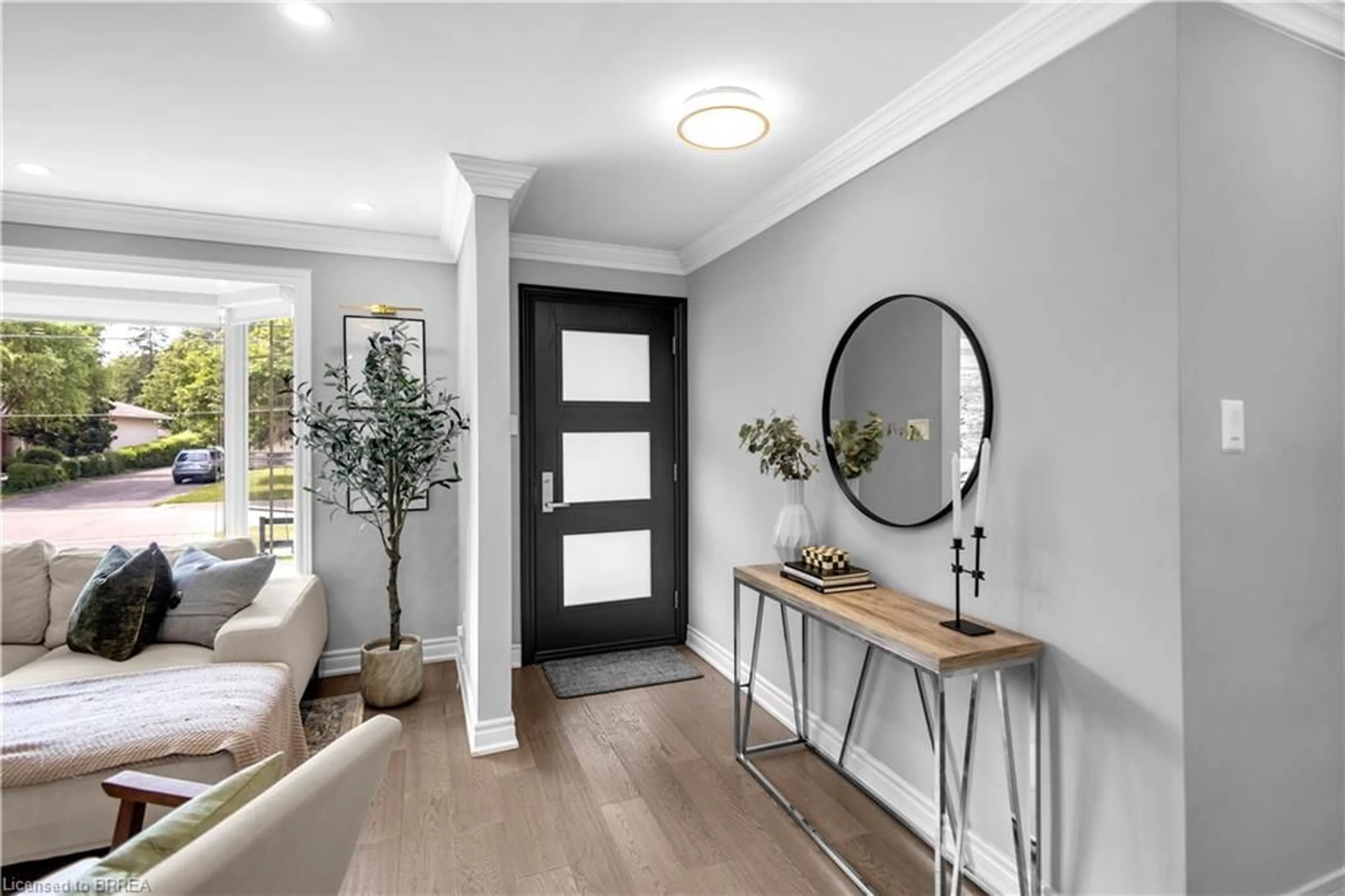 Indoor entryway for 98 Miller Rd, Oakville Ontario L6H 1J9