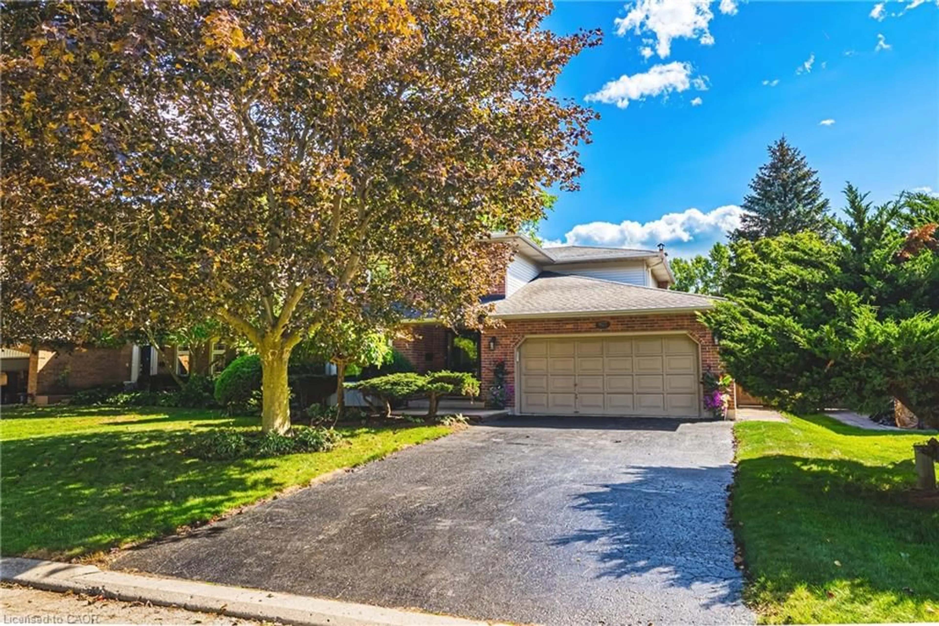 A pic from outside/outdoor area/front of a property/back of a property/a pic from drone, street for 427 Melanie Cres, Ancaster Ontario L9G 4B1