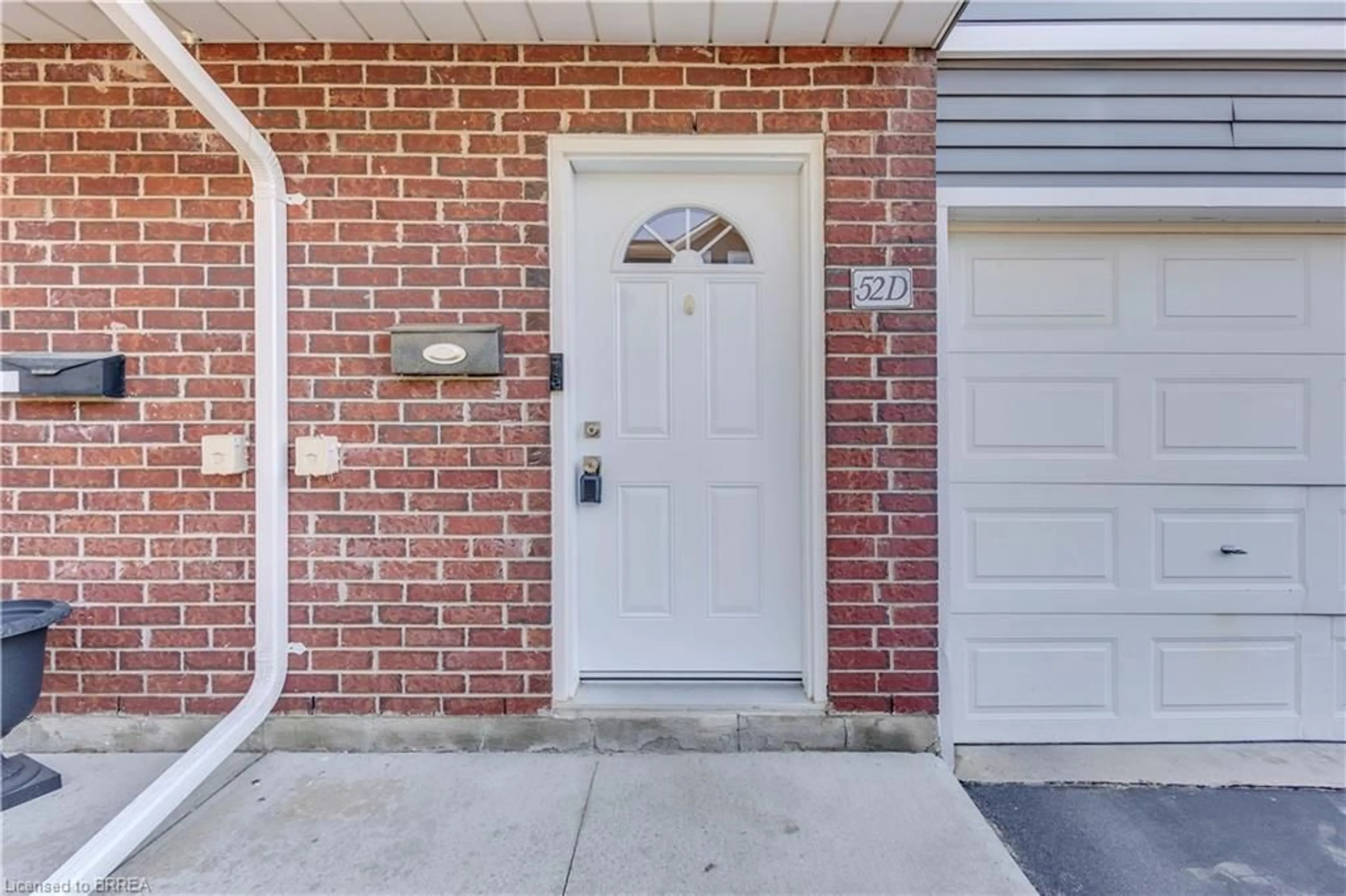 Indoor entryway for 52 Harris Ave #D, Brantford Ontario N3R 2E9