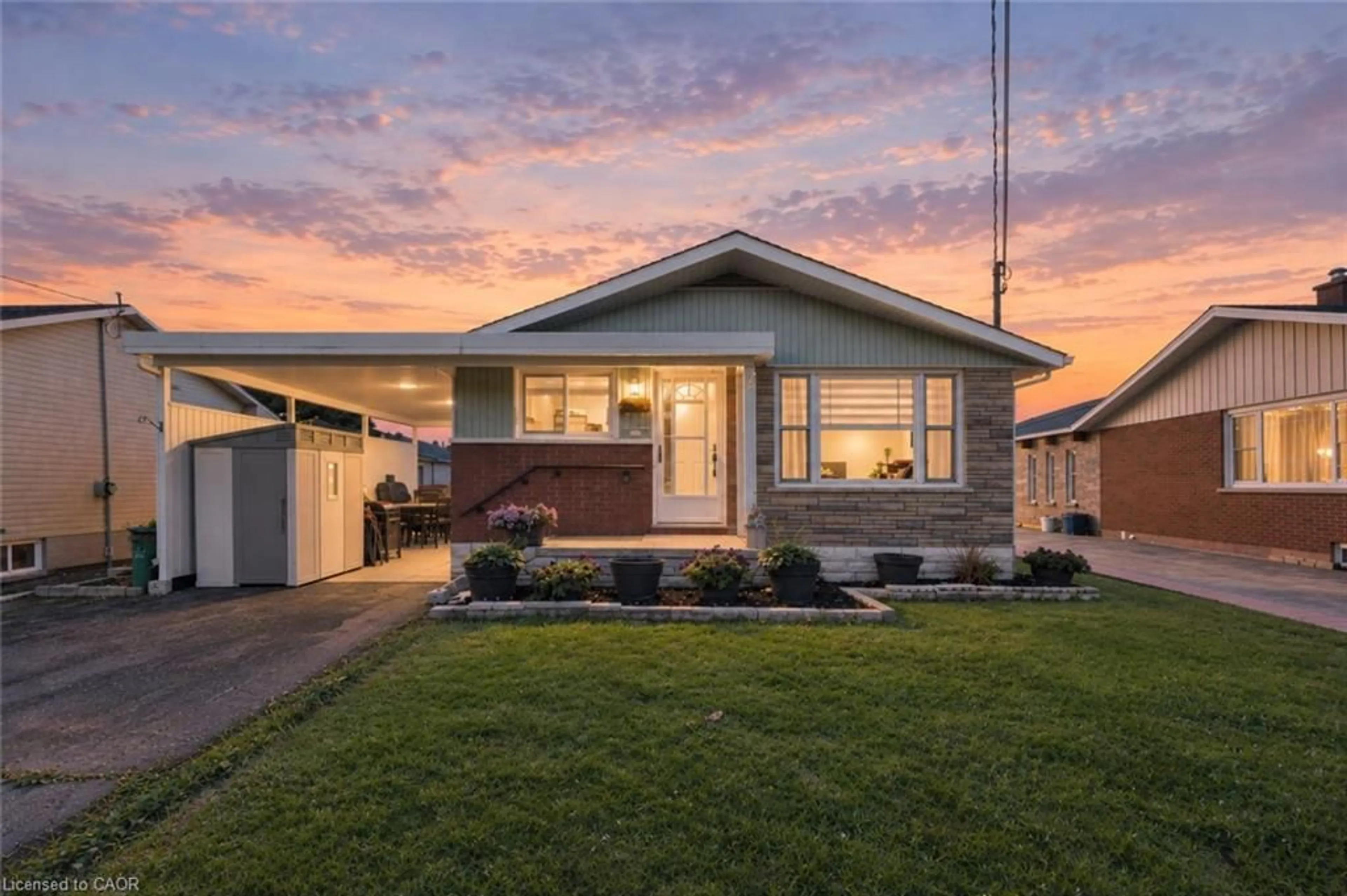 Home with vinyl exterior material, street for 287 Santone Ave, Welland Ontario L3C 2J7