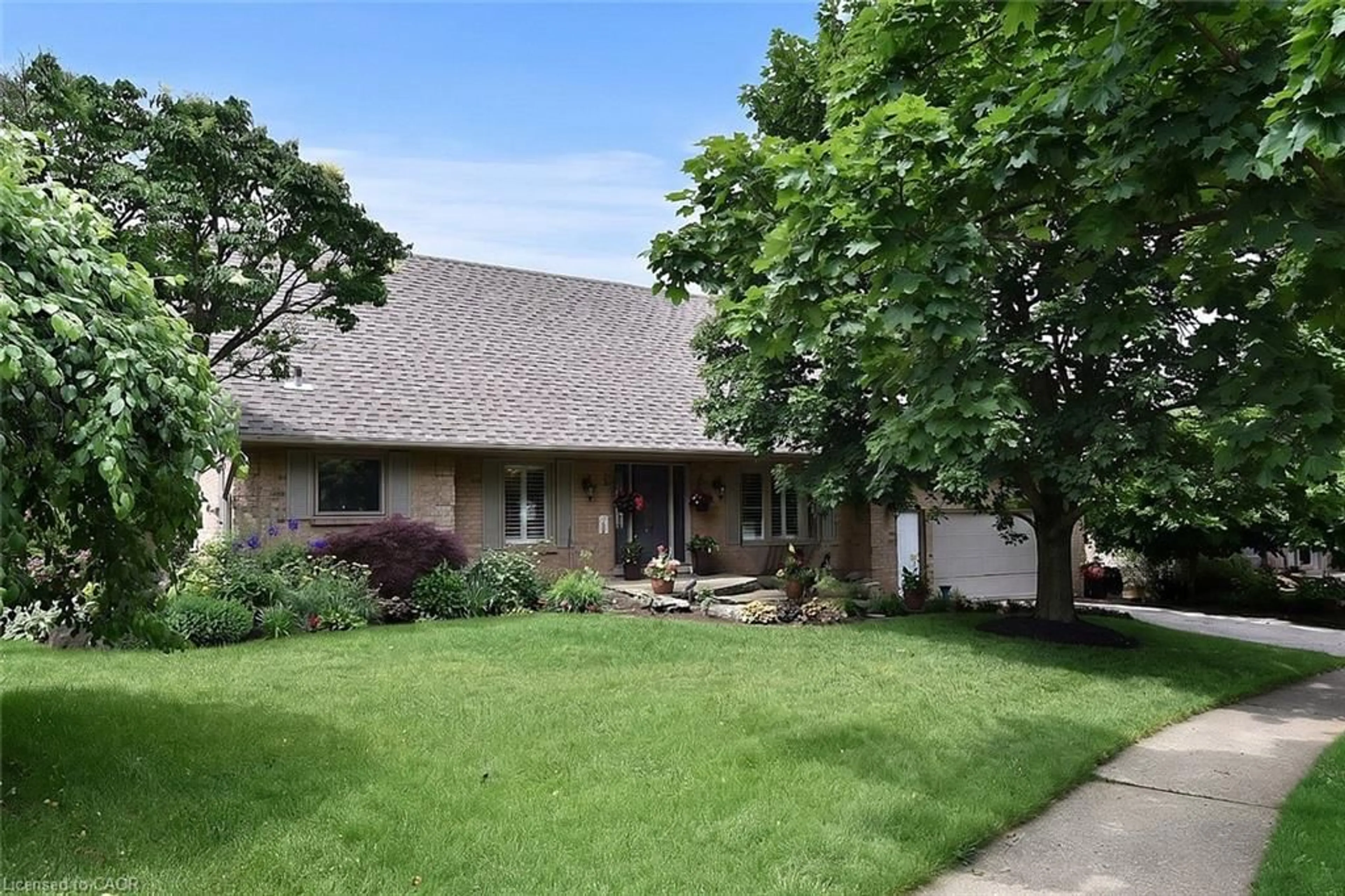 Home with vinyl exterior material, street for 34 Howard Blvd, Waterdown Ontario L8B 0G3