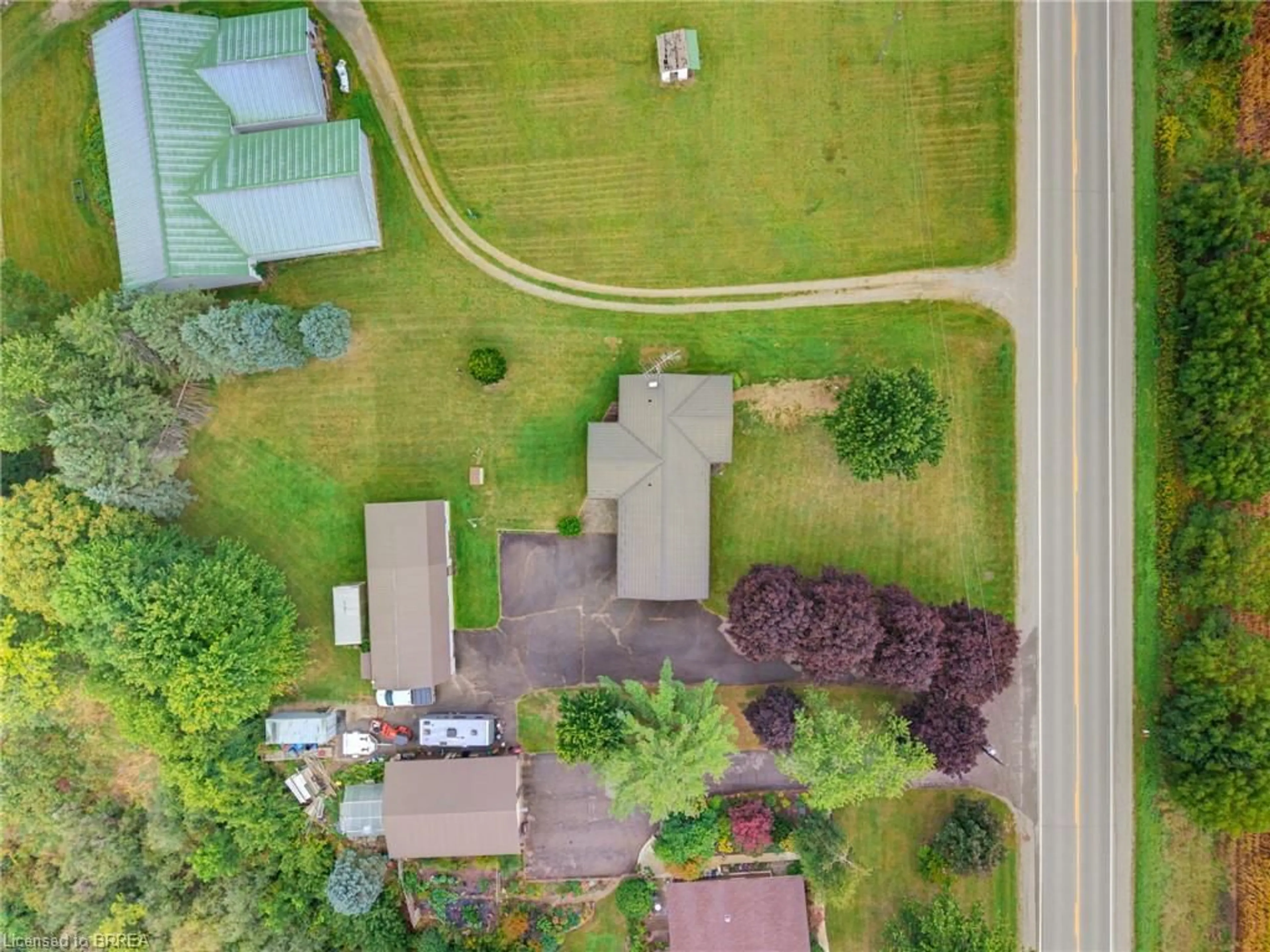 A pic from outside/outdoor area/front of a property/back of a property/a pic from drone, street for 425 Bishopsgate Road, Brant County Ontario N3T 5L7