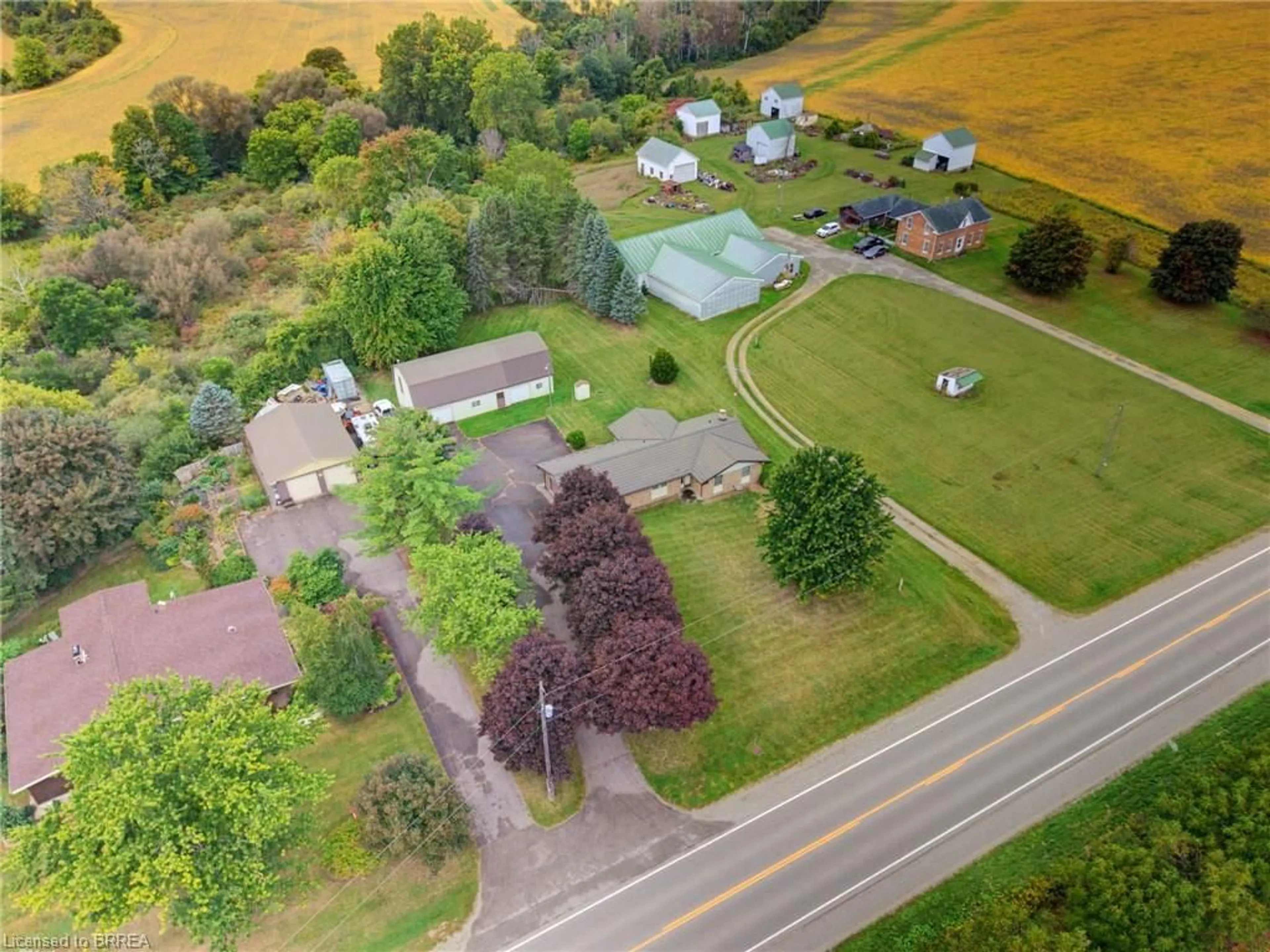 A pic from outside/outdoor area/front of a property/back of a property/a pic from drone, street for 425 Bishopsgate Road, Brant County Ontario N3T 5L7