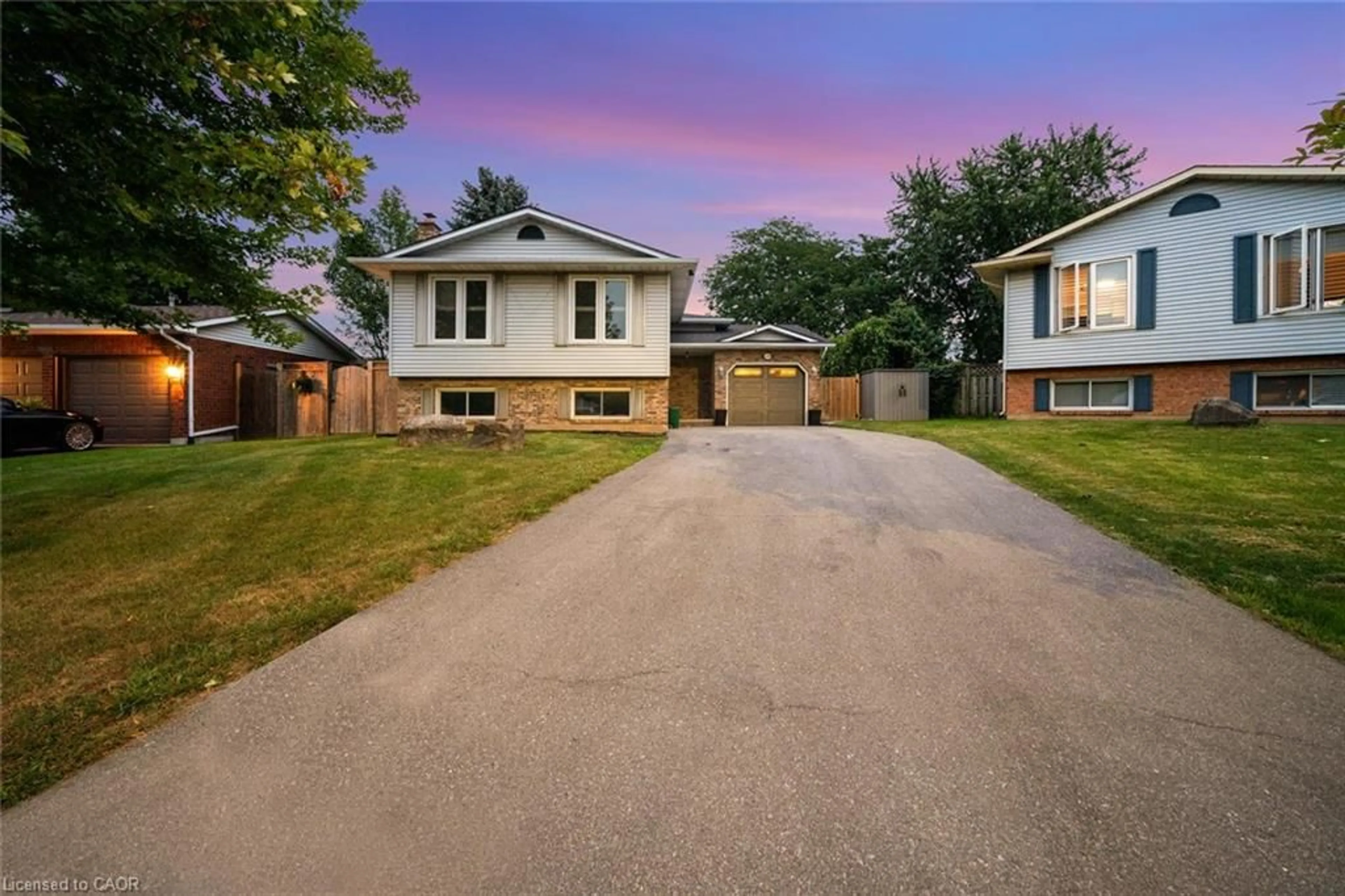 A pic from outside/outdoor area/front of a property/back of a property/a pic from drone, street for 3929 Vineyard Cres, Vineland Ontario L0R 2C0