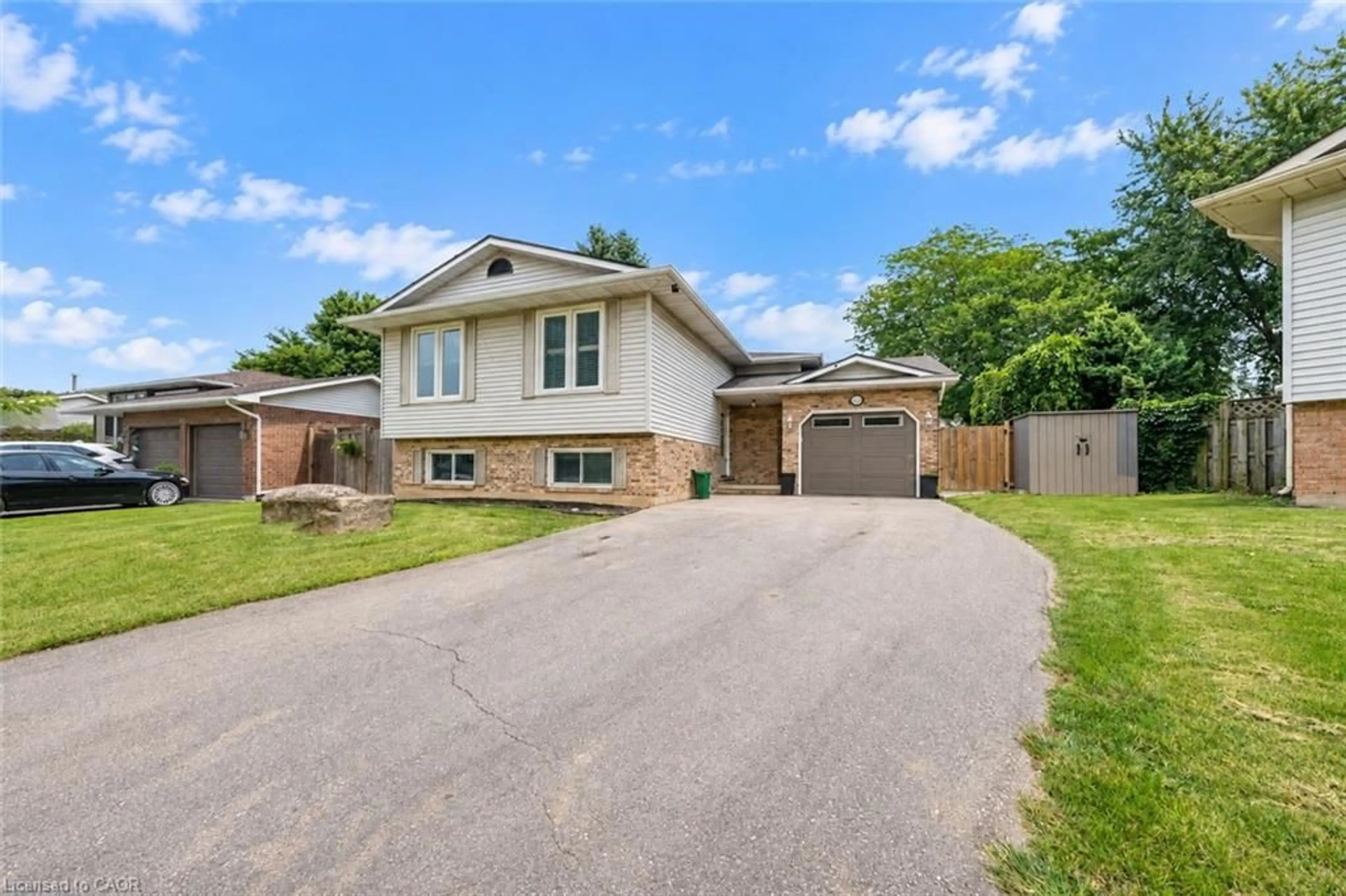 A pic from outside/outdoor area/front of a property/back of a property/a pic from drone, street for 3929 Vineyard Cres, Vineland Ontario L0R 2C0