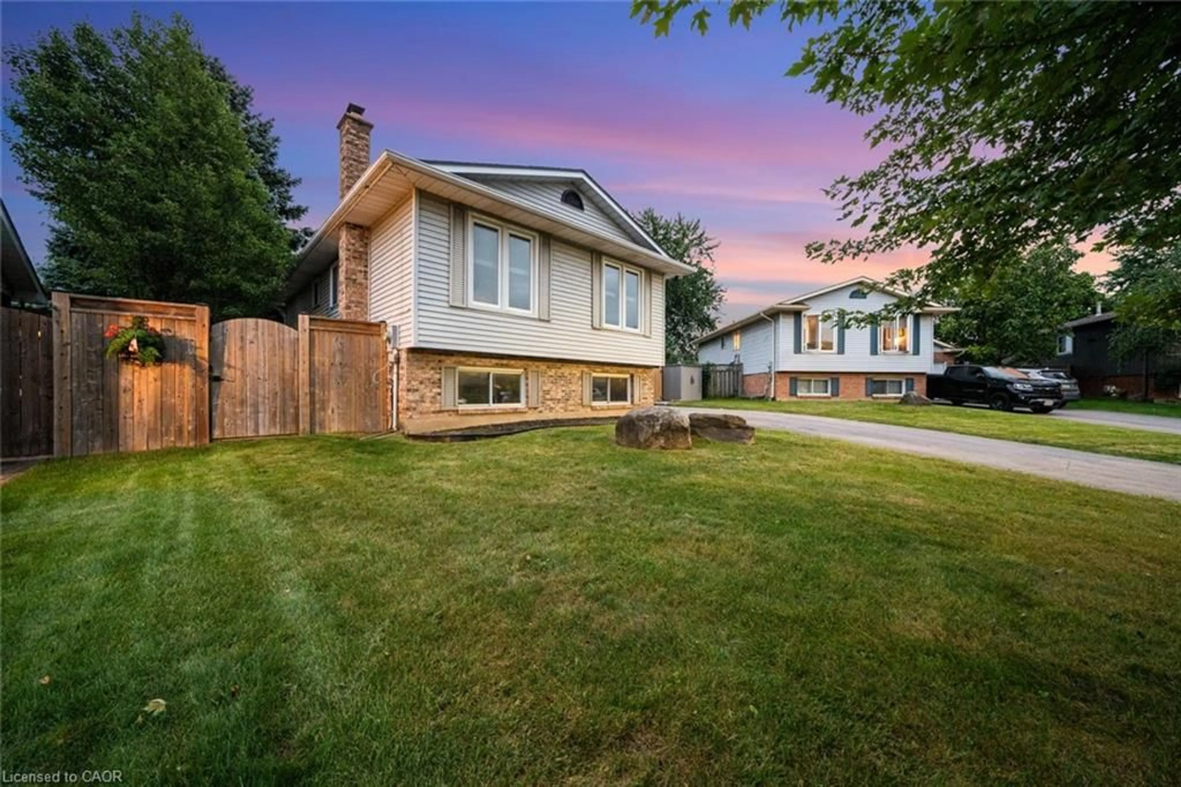 Home with vinyl exterior material, street for 3929 Vineyard Cres, Vineland Ontario L0R 2C0