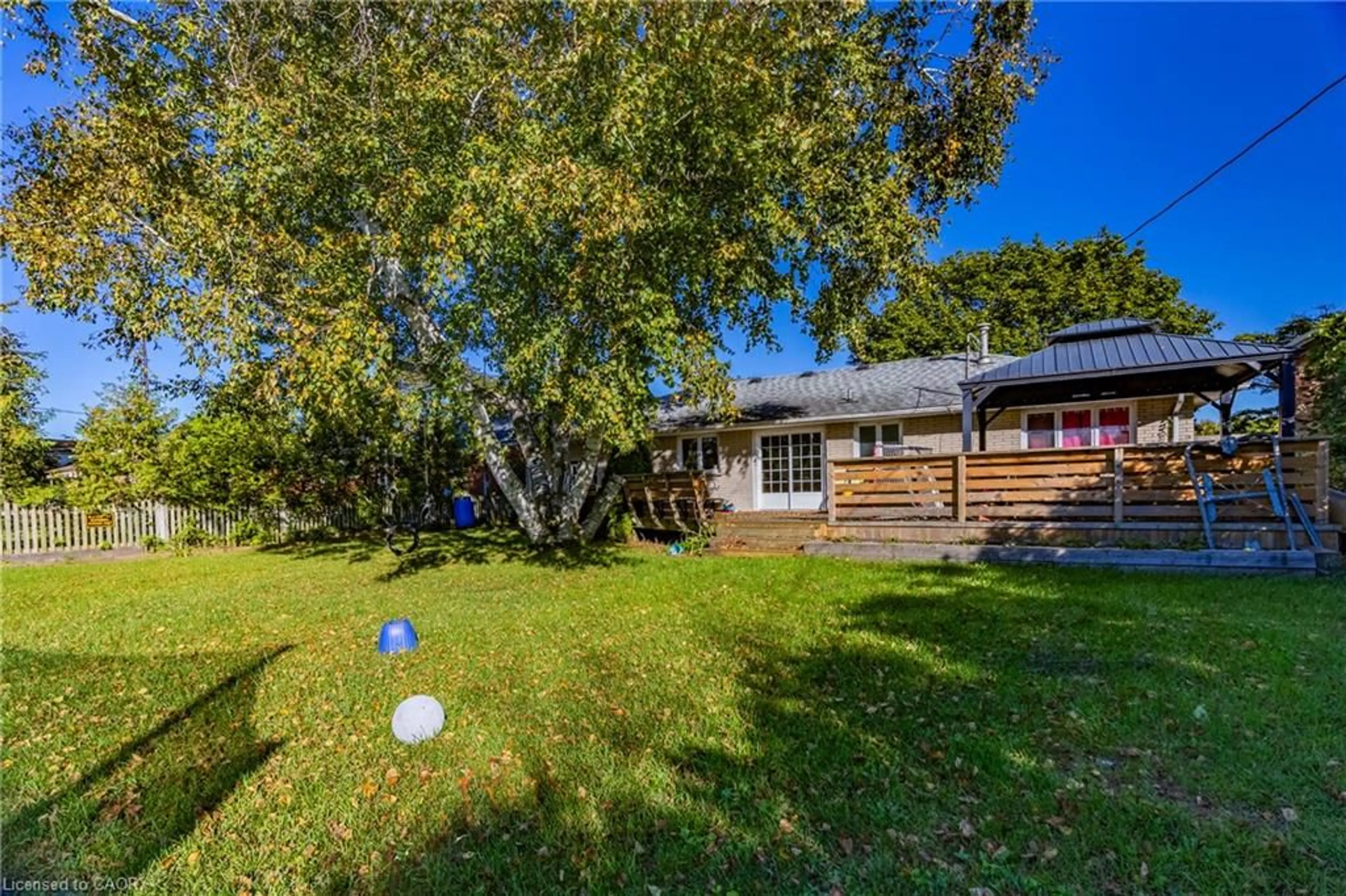 A pic from outside/outdoor area/front of a property/back of a property/a pic from drone, unknown for 154 First Ave, Delhi Ontario N4B 1G4
