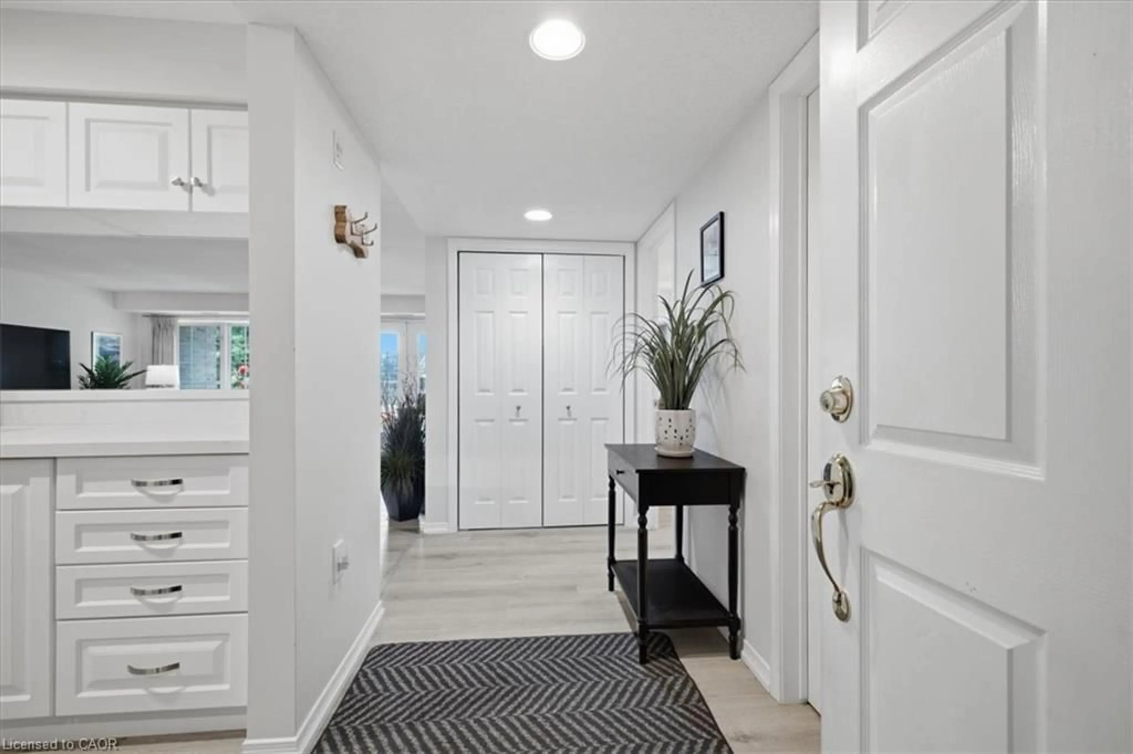 Indoor entryway for 216 Plains Rd #E305, Burlington Ontario L7T 4L3