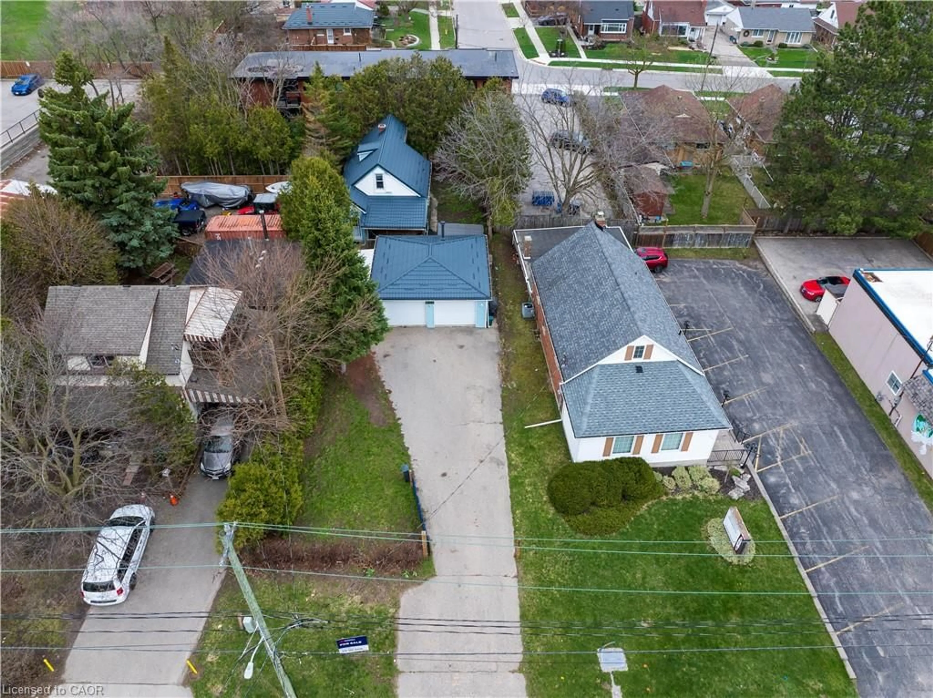A pic from outside/outdoor area/front of a property/back of a property/a pic from drone, street for 284 Lawrence Ave, Kitchener Ontario N2M 1Y4