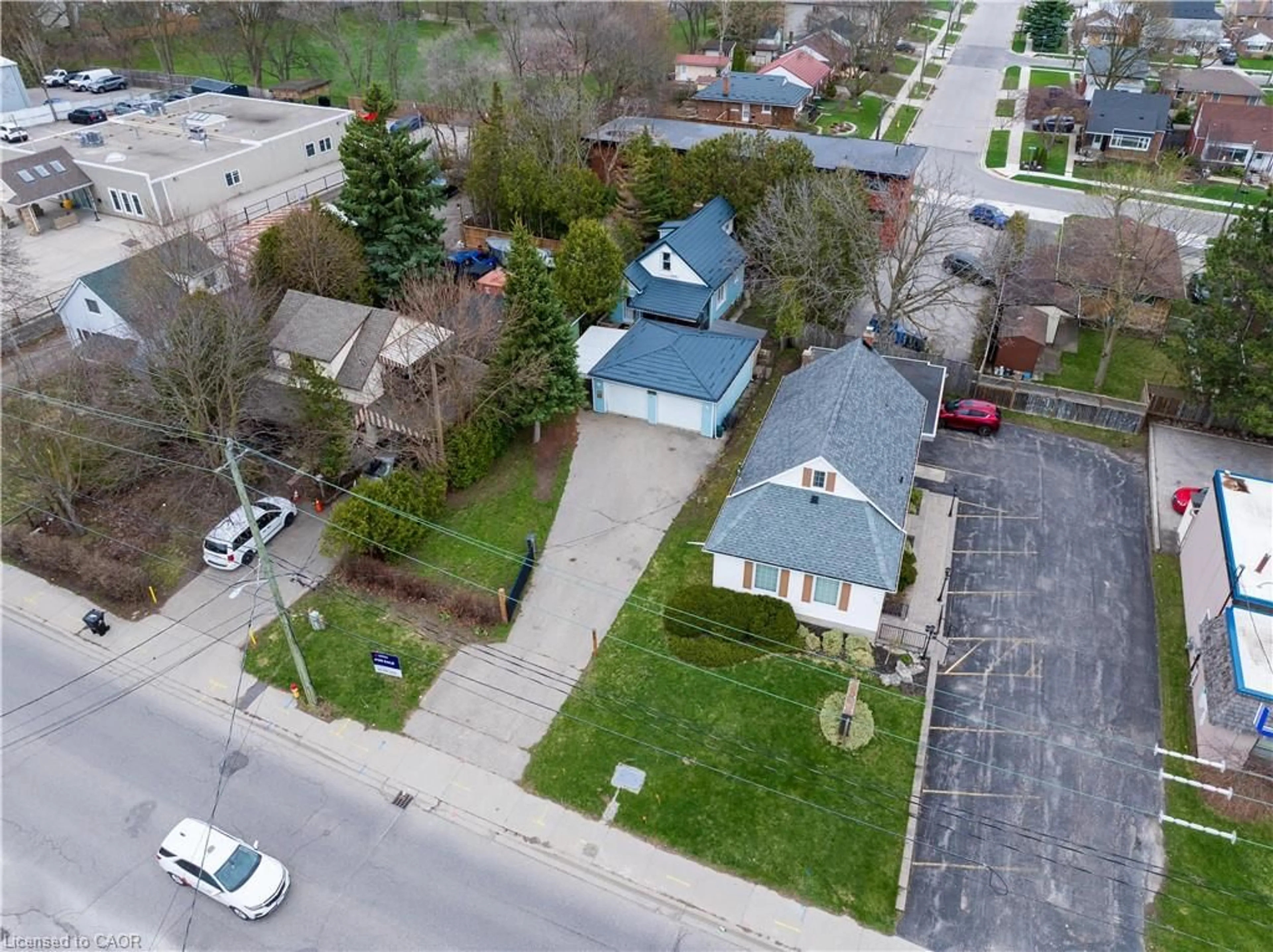 A pic from outside/outdoor area/front of a property/back of a property/a pic from drone, street for 284 Lawrence Ave, Kitchener Ontario N2M 1Y4