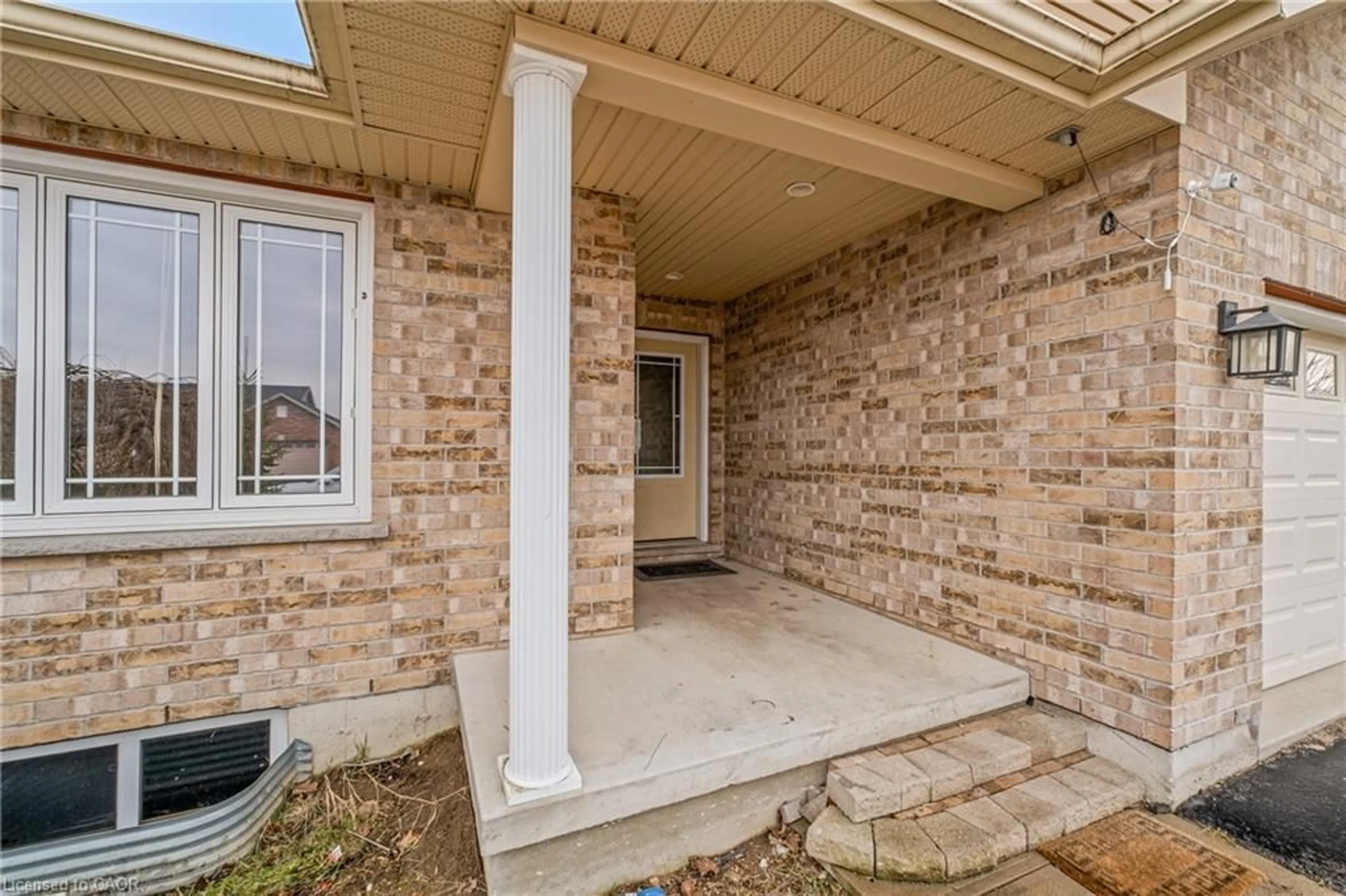 Indoor entryway for 401 Carling Terr, Wingham Ontario N0G 2W0