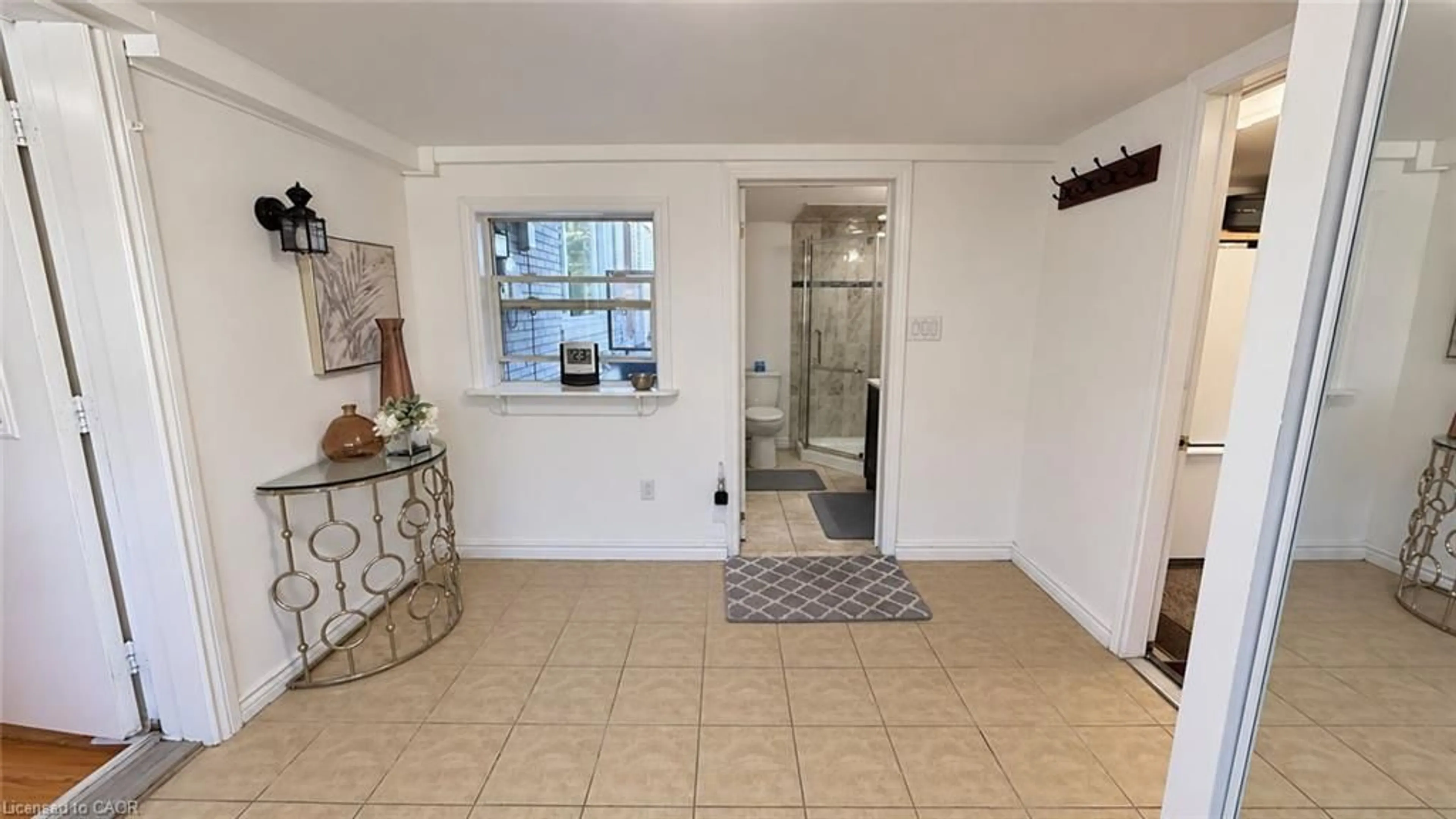 Indoor entryway for 1369 Ravenshoe Rd, Queensville Ontario L0G 1R0