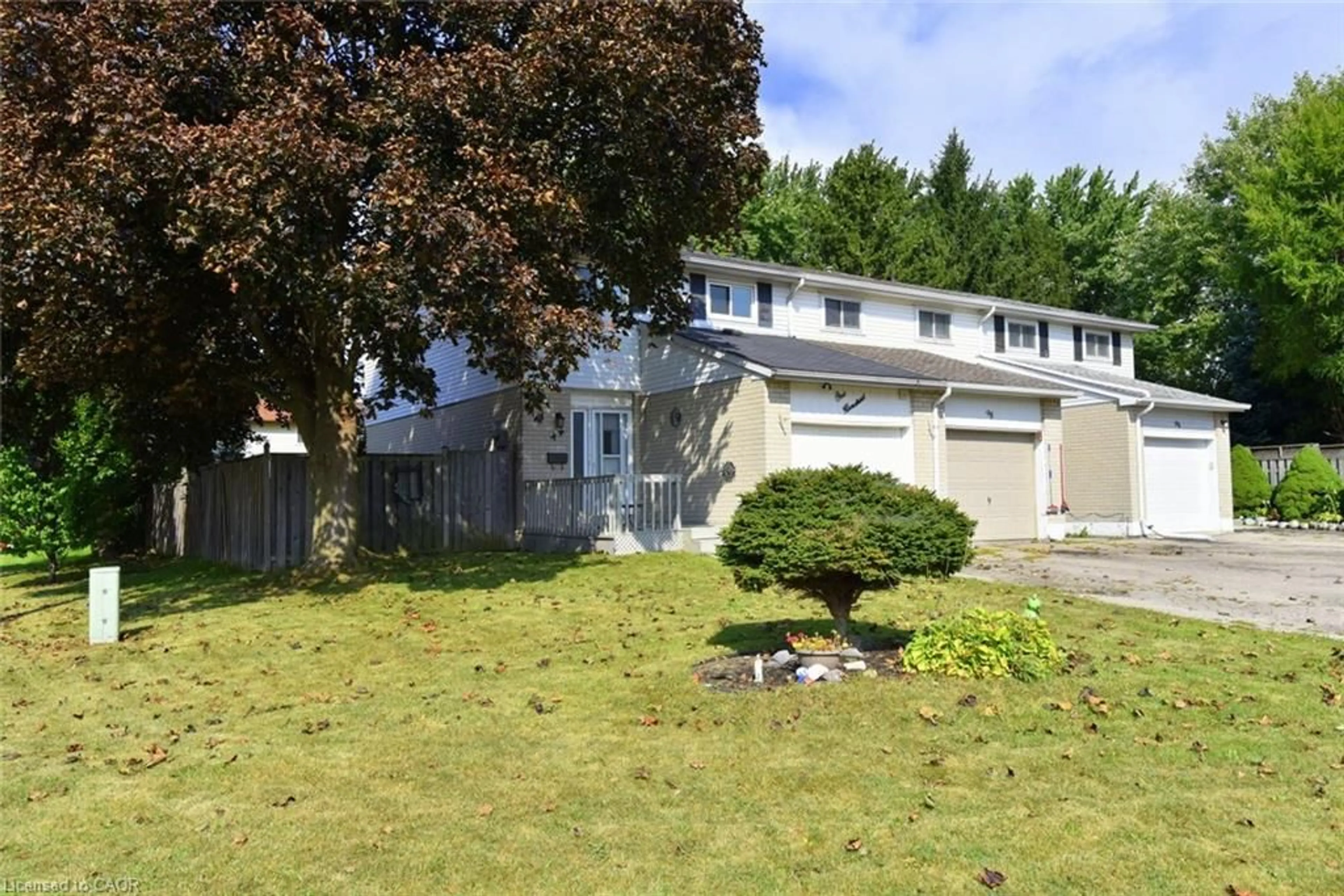 A pic from outside/outdoor area/front of a property/back of a property/a pic from drone, street for 100 Golden Orchard Dr, Hamilton Ontario L9C 6J5