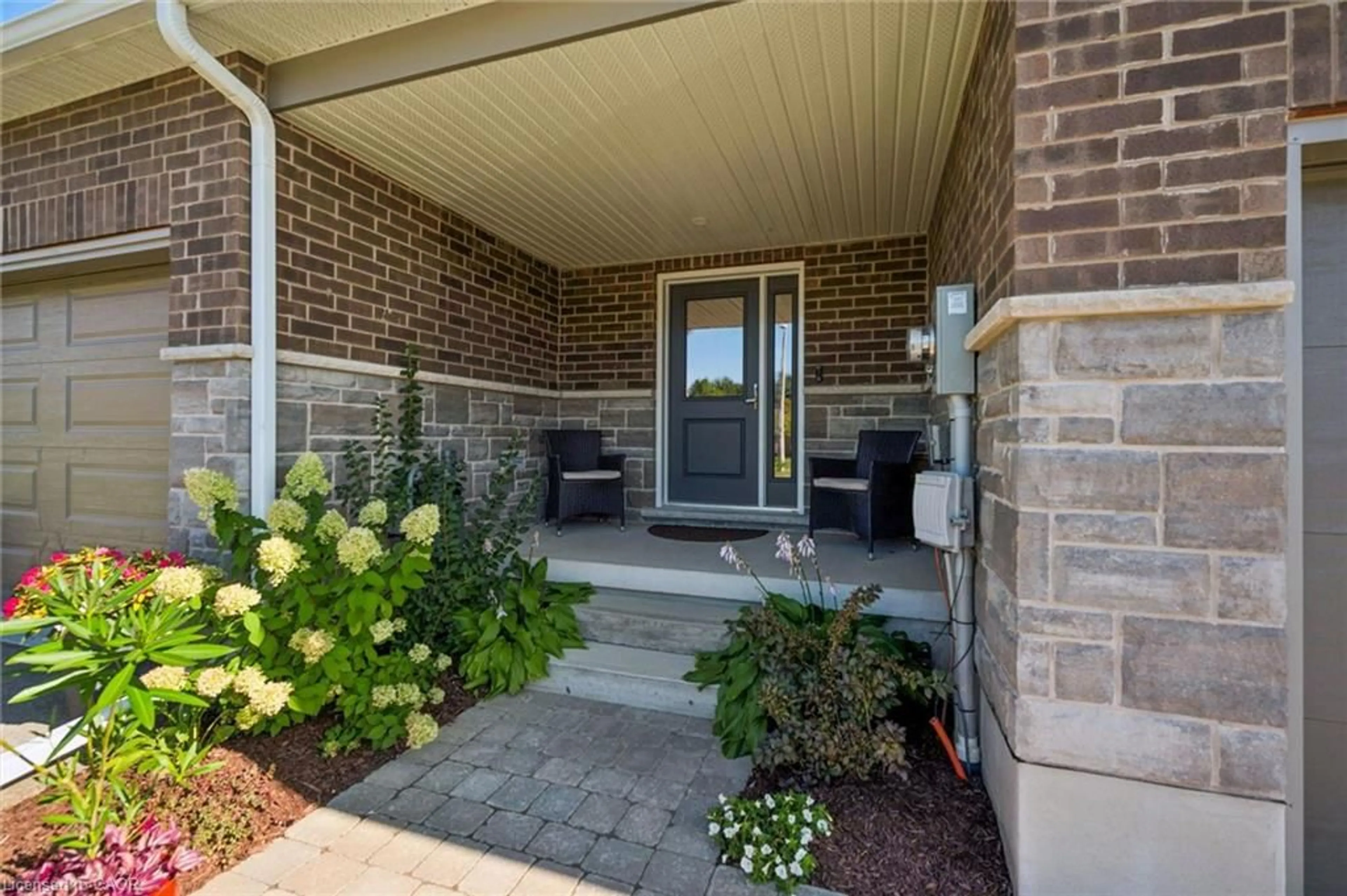 Indoor entryway for 140 Halls Dr, Elora Ontario N0B 1S0
