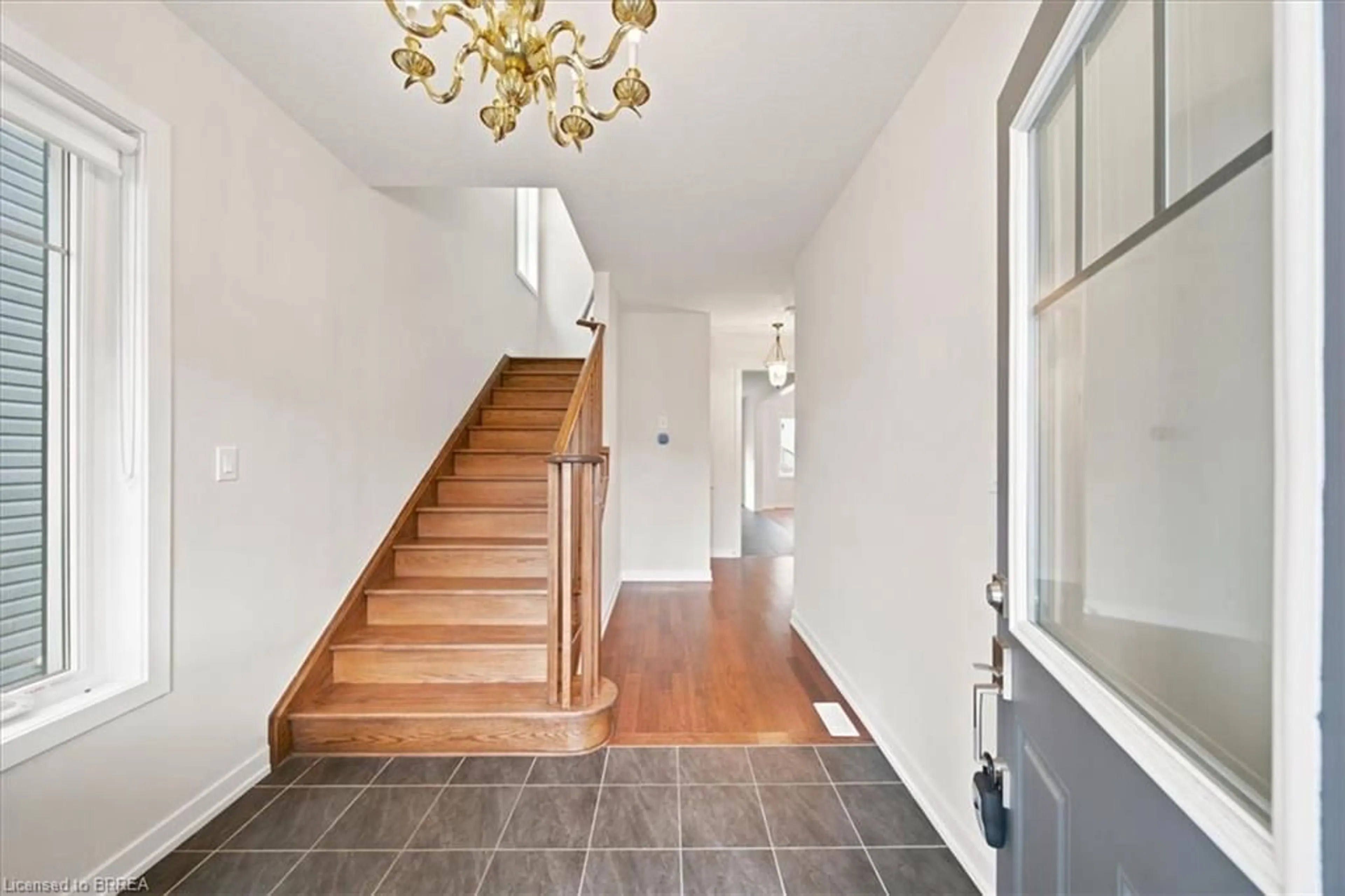 Indoor entryway for 78 Lilac Cir, Caledonia Ontario N3W 0H5