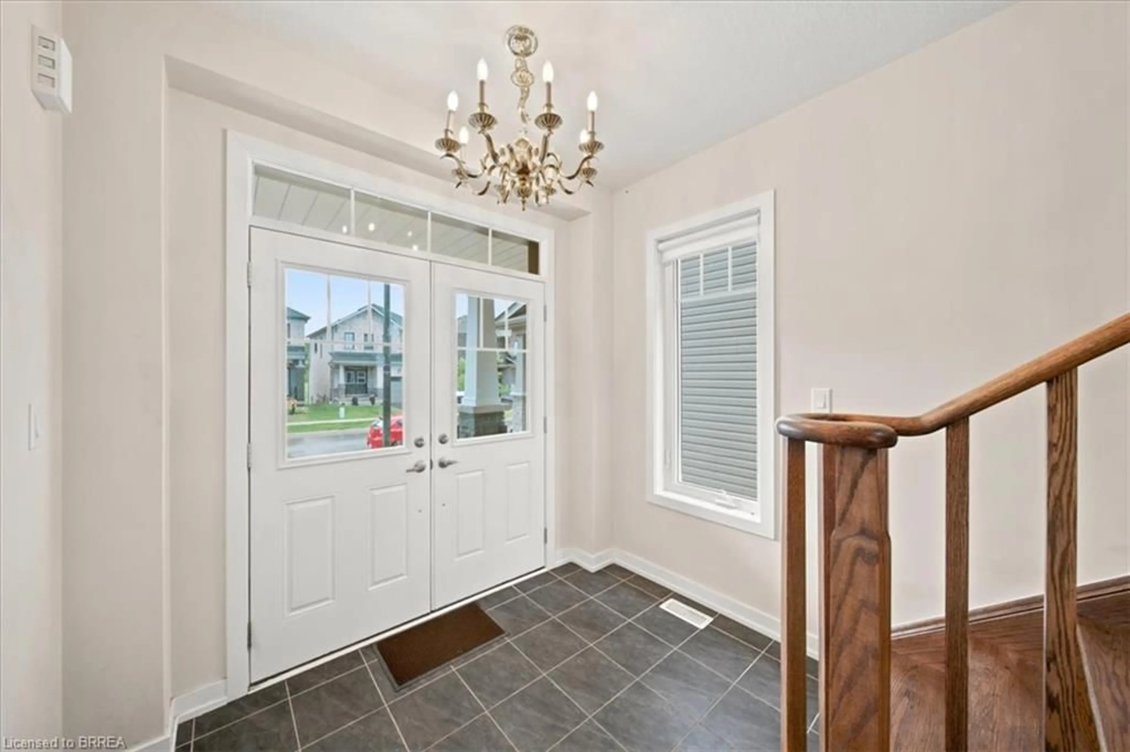 Indoor entryway for 78 Lilac Cir, Caledonia Ontario N3W 0H5