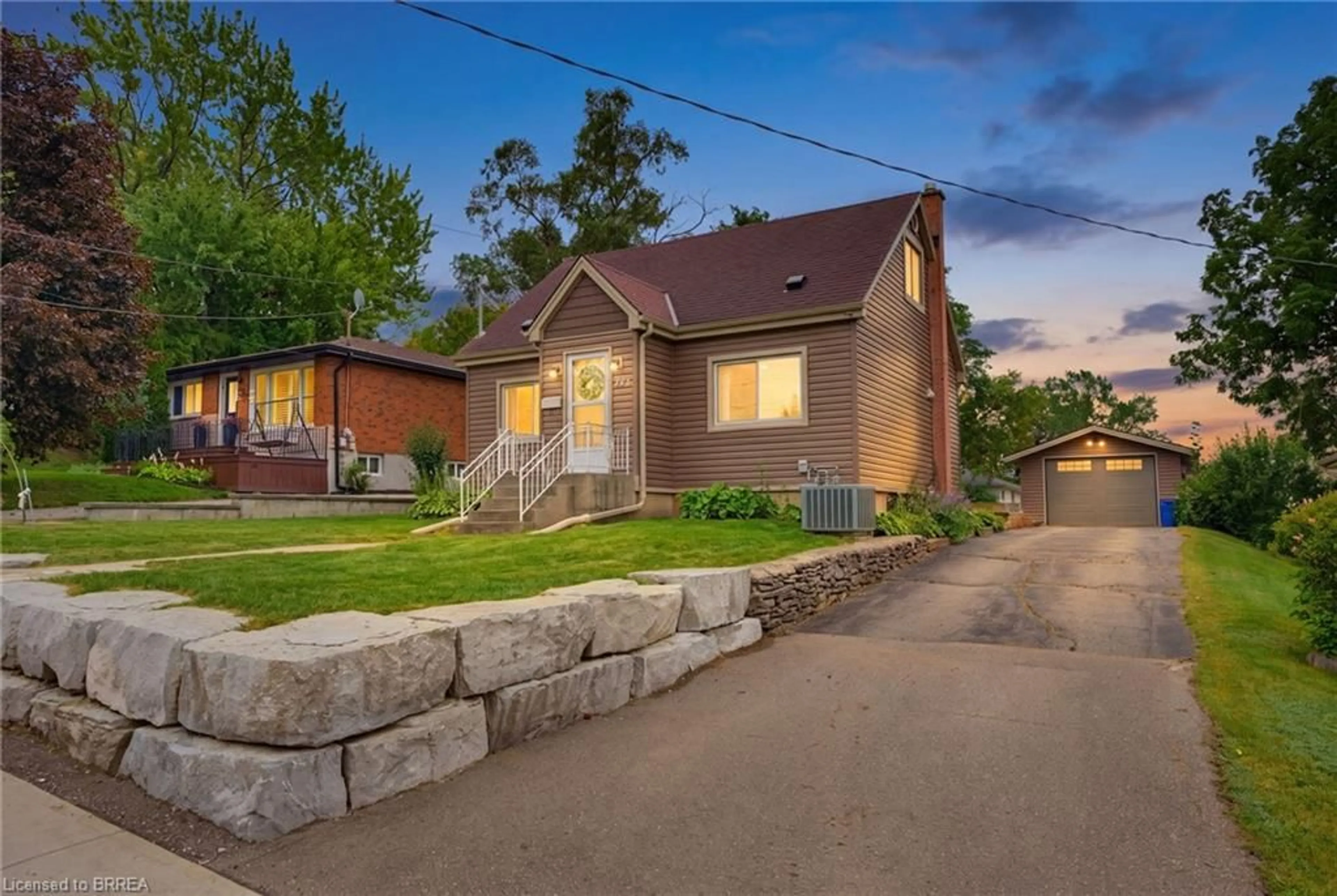 A pic from outside/outdoor area/front of a property/back of a property/a pic from drone, street for 373 Chatham St, Brantford Ontario N3S 4J2