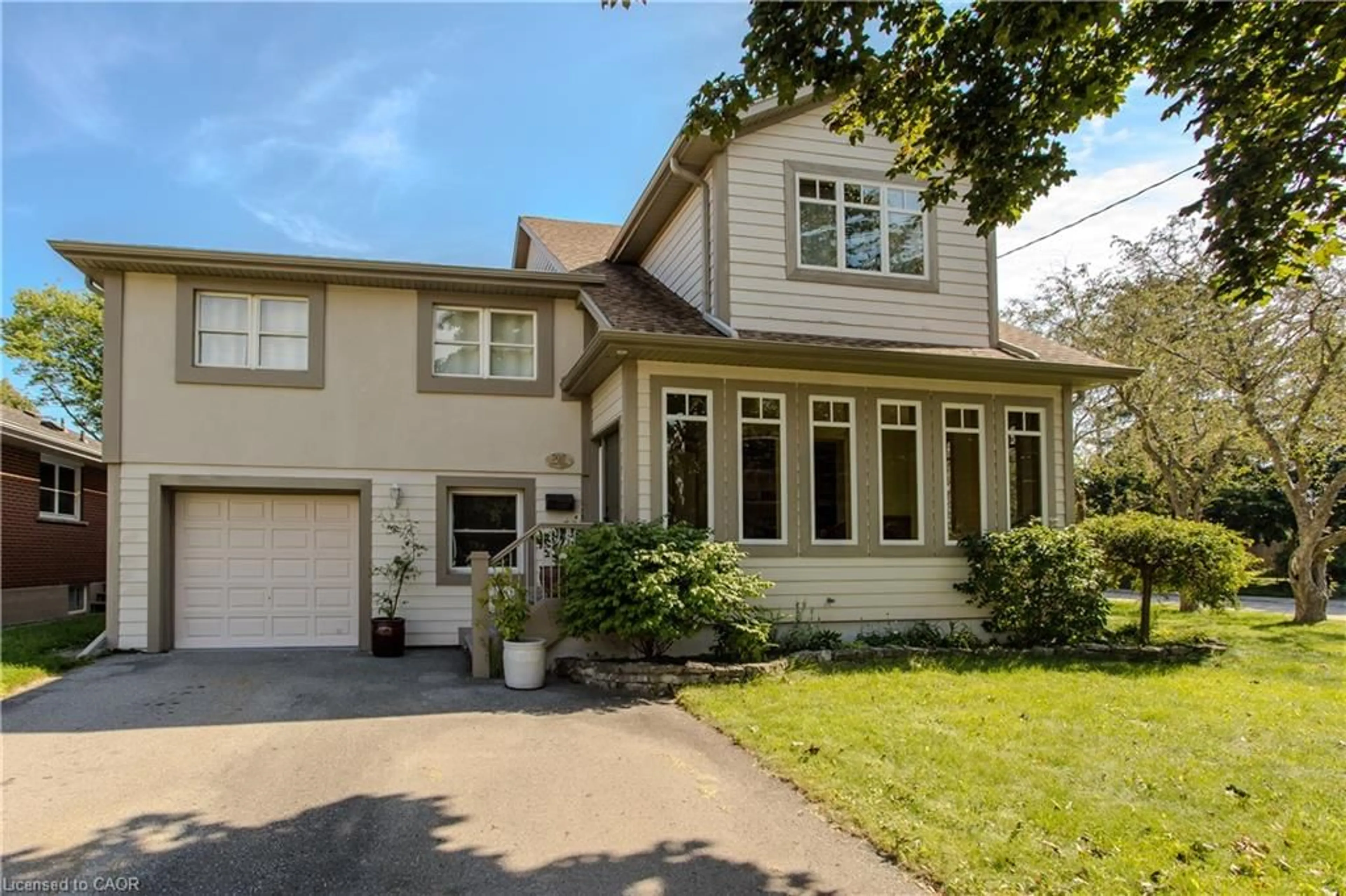 Home with vinyl exterior material, street for 707 Ross St, Burlington Ontario L7S 1S3