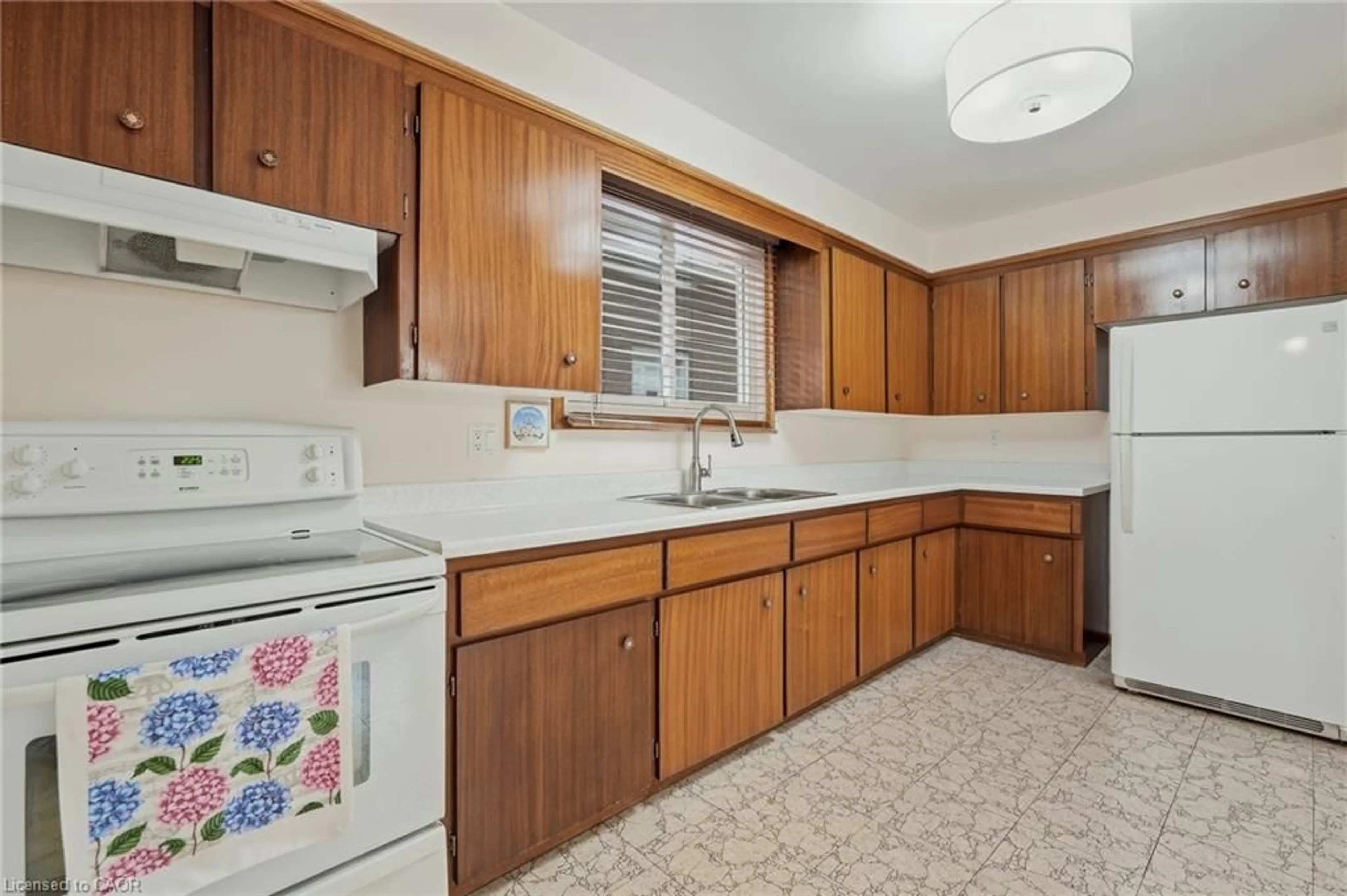 Standard kitchen, ceramic/tile floor for 137 Picton St, Hamilton Ontario L8L 3W7