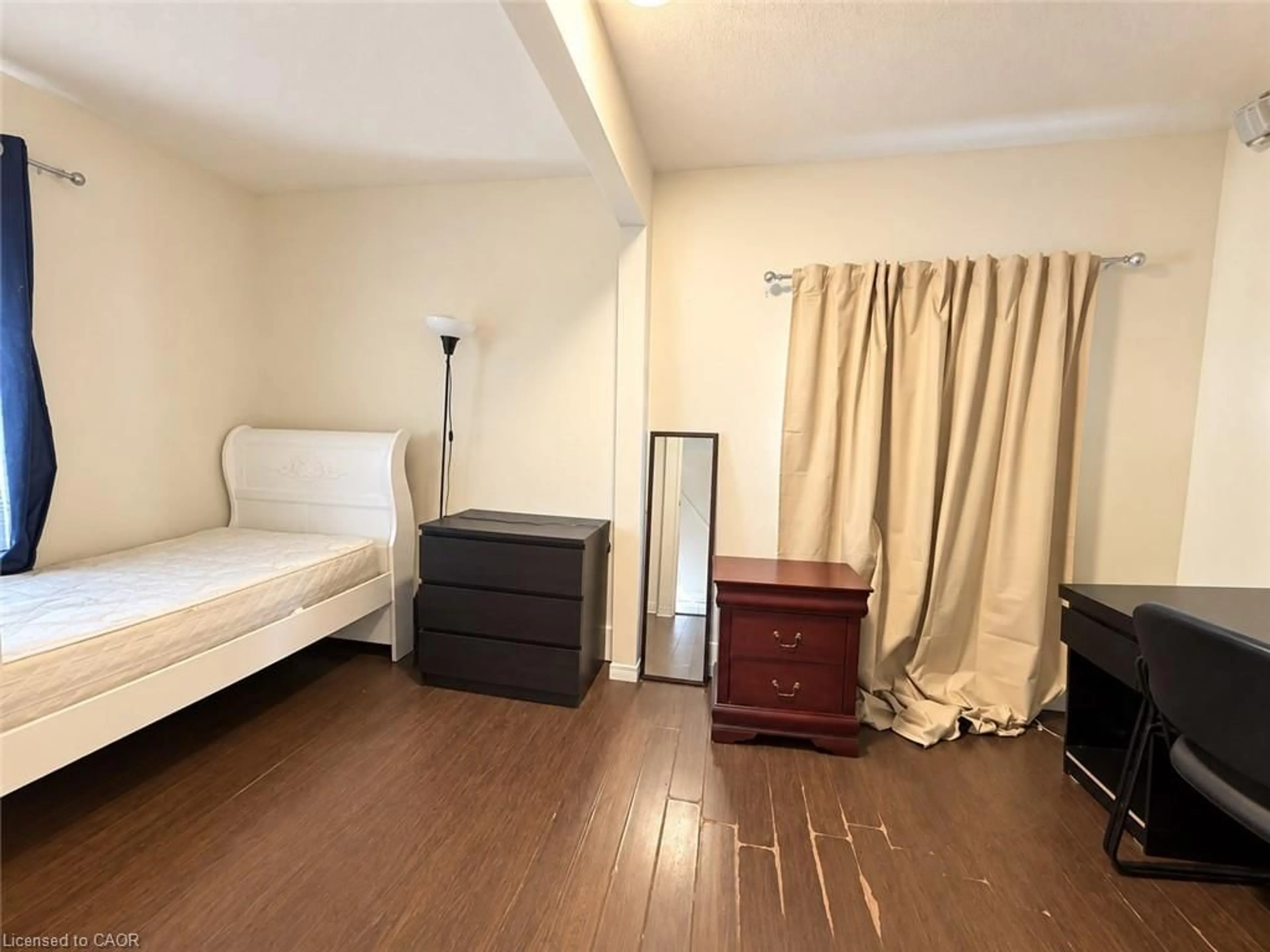 A pic of a room for 235 Broadway Ave, Hamilton Ontario L8S 2W5