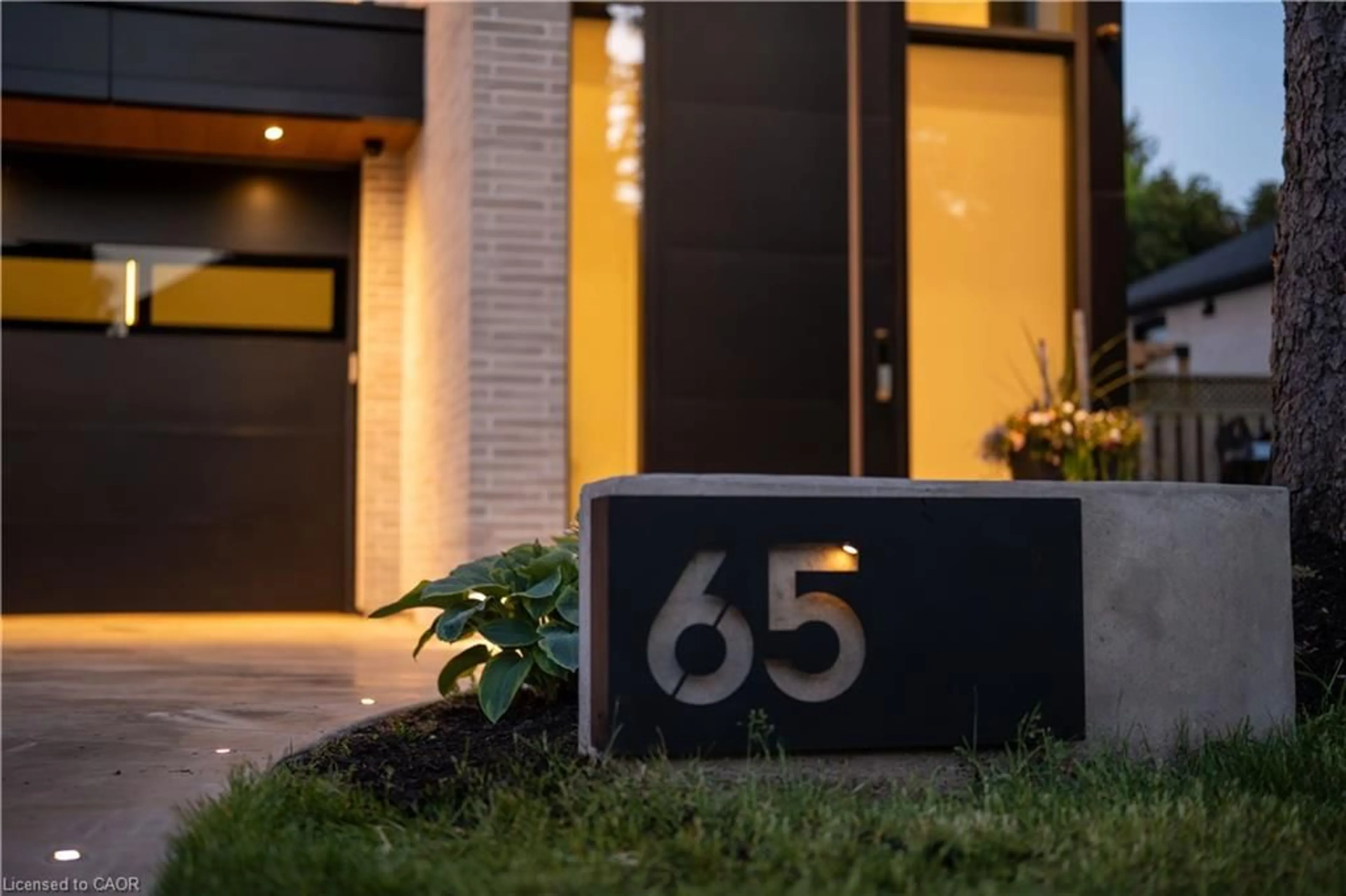 Indoor entryway for 65 Edgecroft Rd, Etobicoke Ontario M8Z 2C1