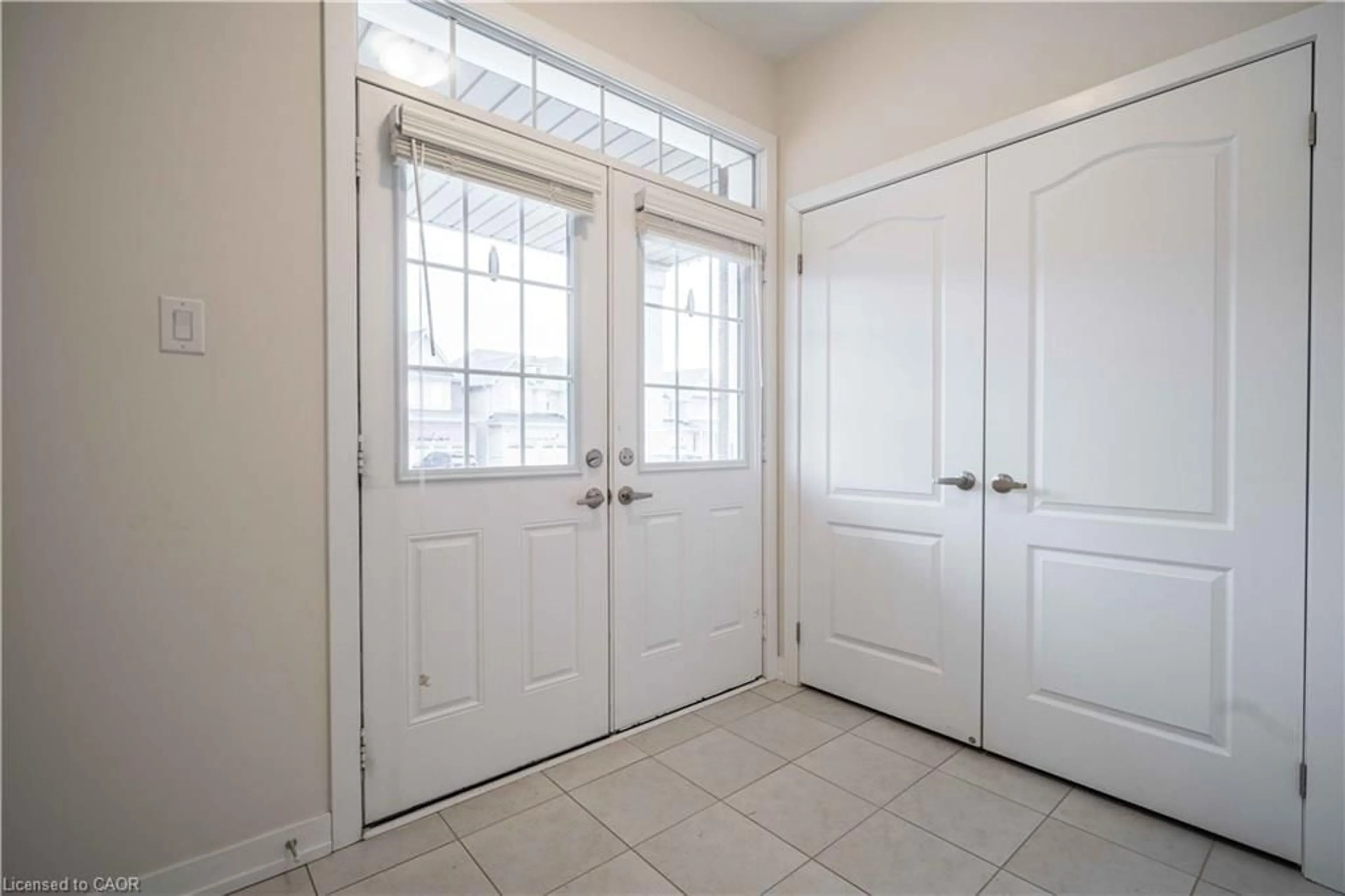 Indoor entryway for 92 Longboat Run, Brantford Ontario N3T 0P9