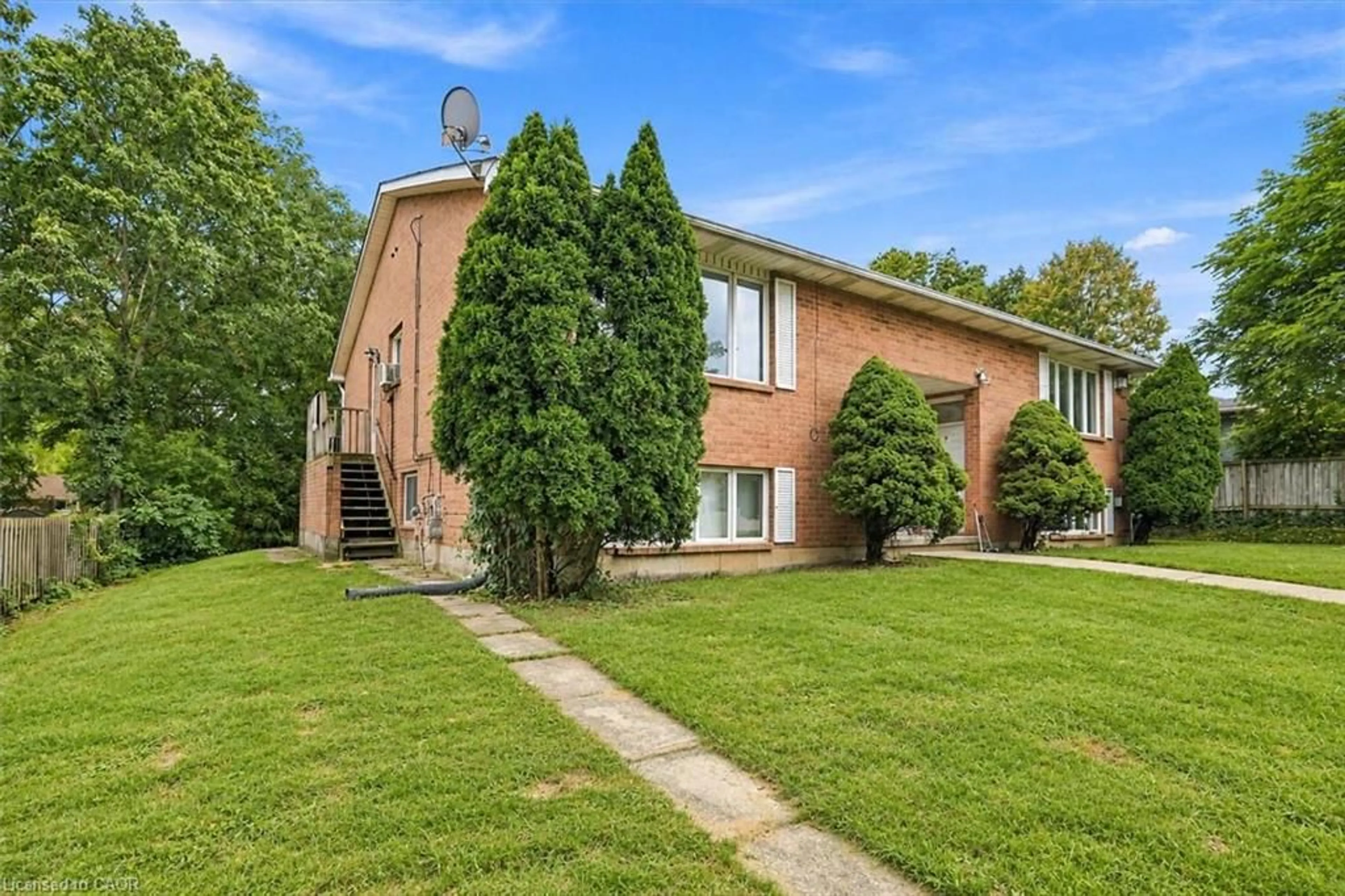 Home with brick exterior material, street for 26 Renfrew St, Caledonia Ontario N3W 1E8