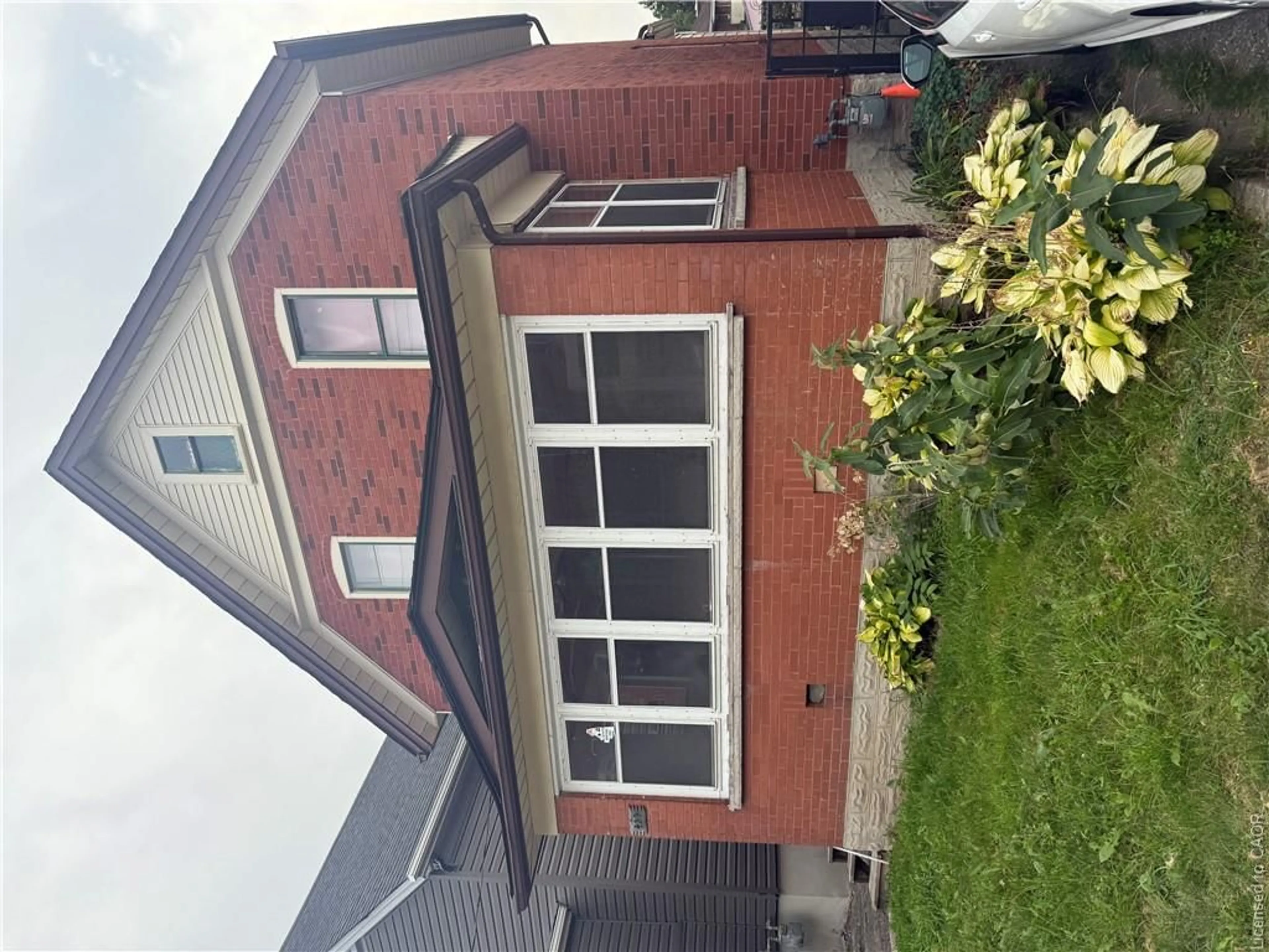 A pic from outside/outdoor area/front of a property/back of a property/a pic from drone, street for 429 Park St, Kitchener Ontario N2G 1N4