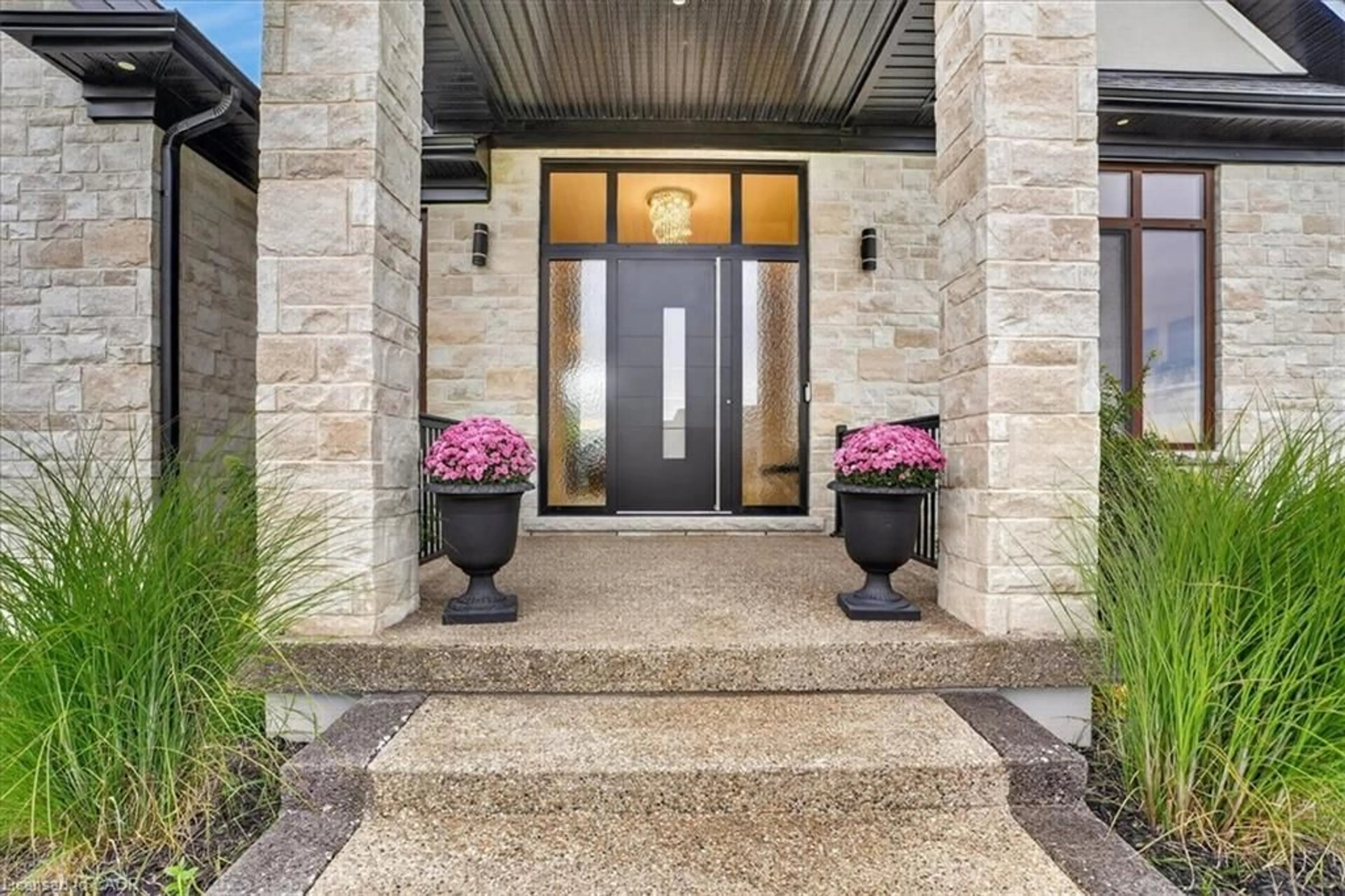 Indoor entryway for 8-670 Bishopsgate Rd, Paris Ontario N3L 3E3