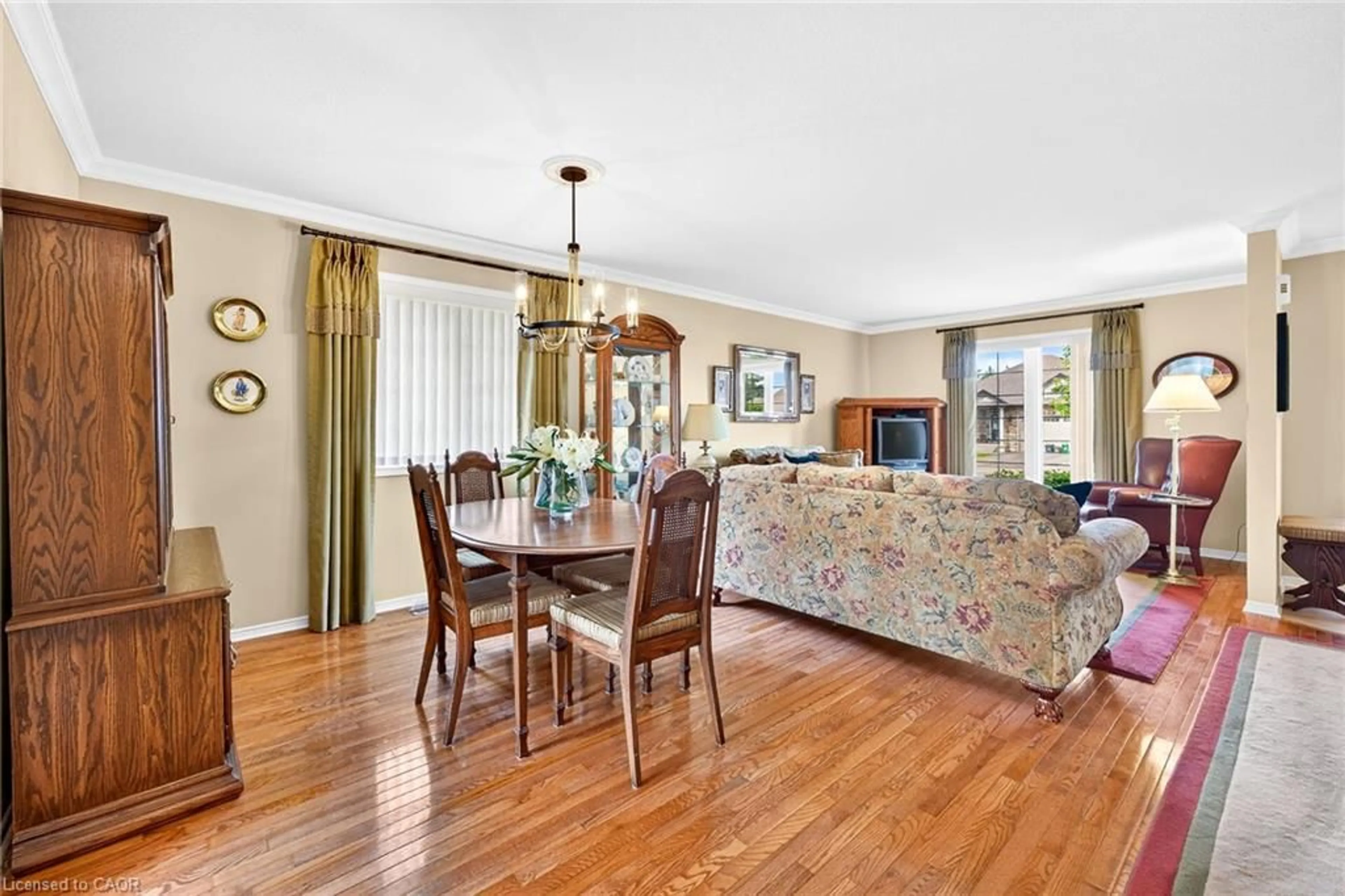 Dining room, wood/laminate floor for 5150 Meadowood Lane, Beamsville Ontario L3J 0J8