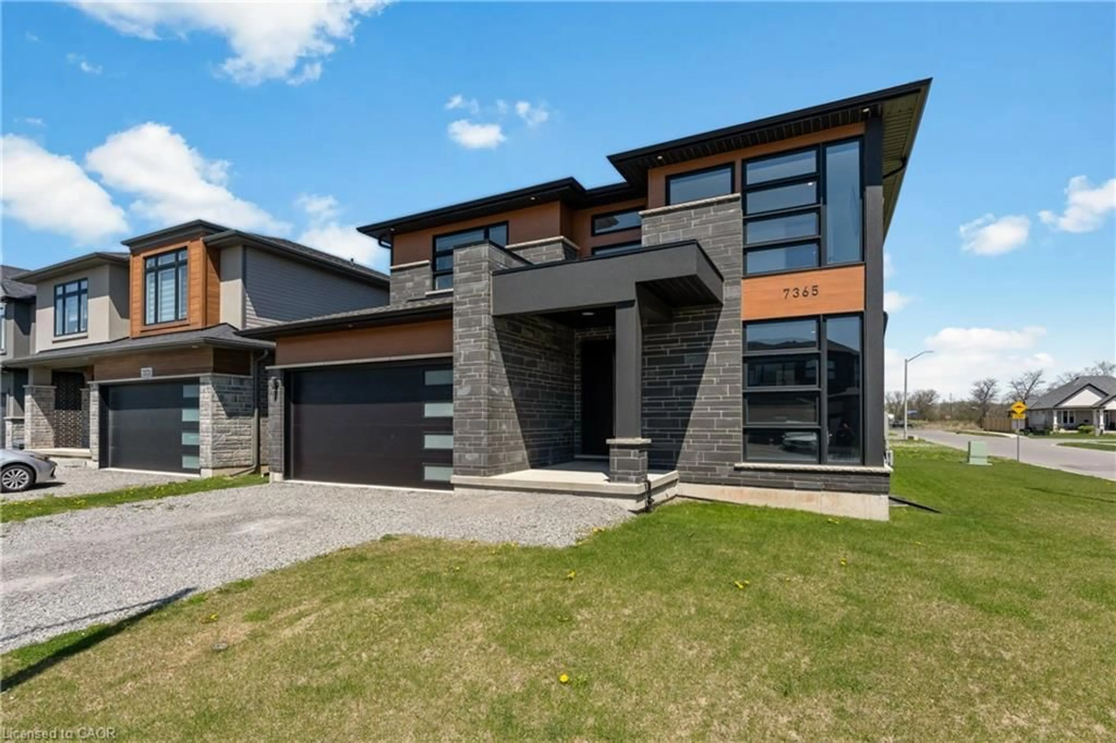 Home with brick exterior material, building for 7365 Jonathan Dr, Niagara Falls Ontario L2H 3T3
