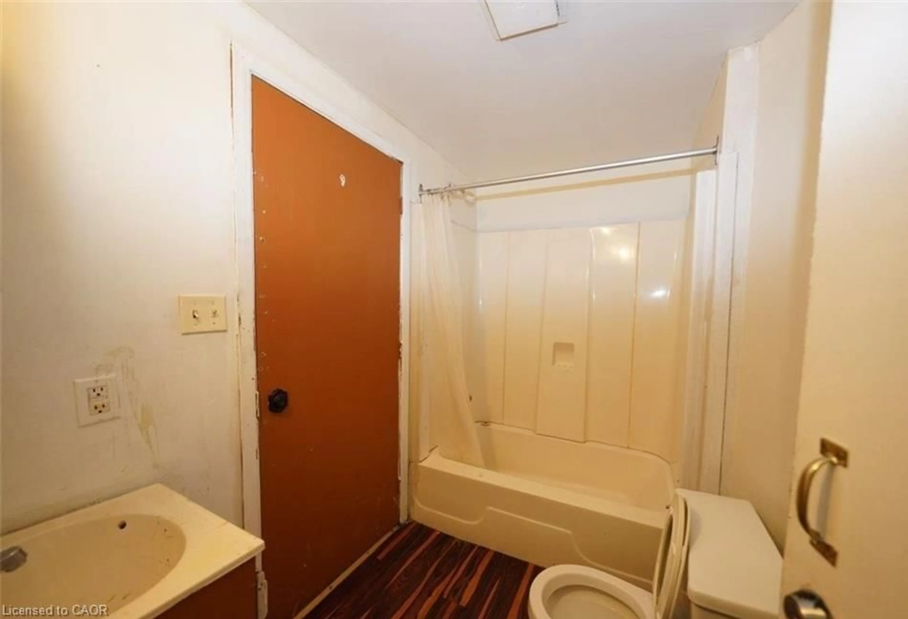 Standard bathroom, floor is not visible for 9 Albert St, Welland Ontario L3B 4G1
