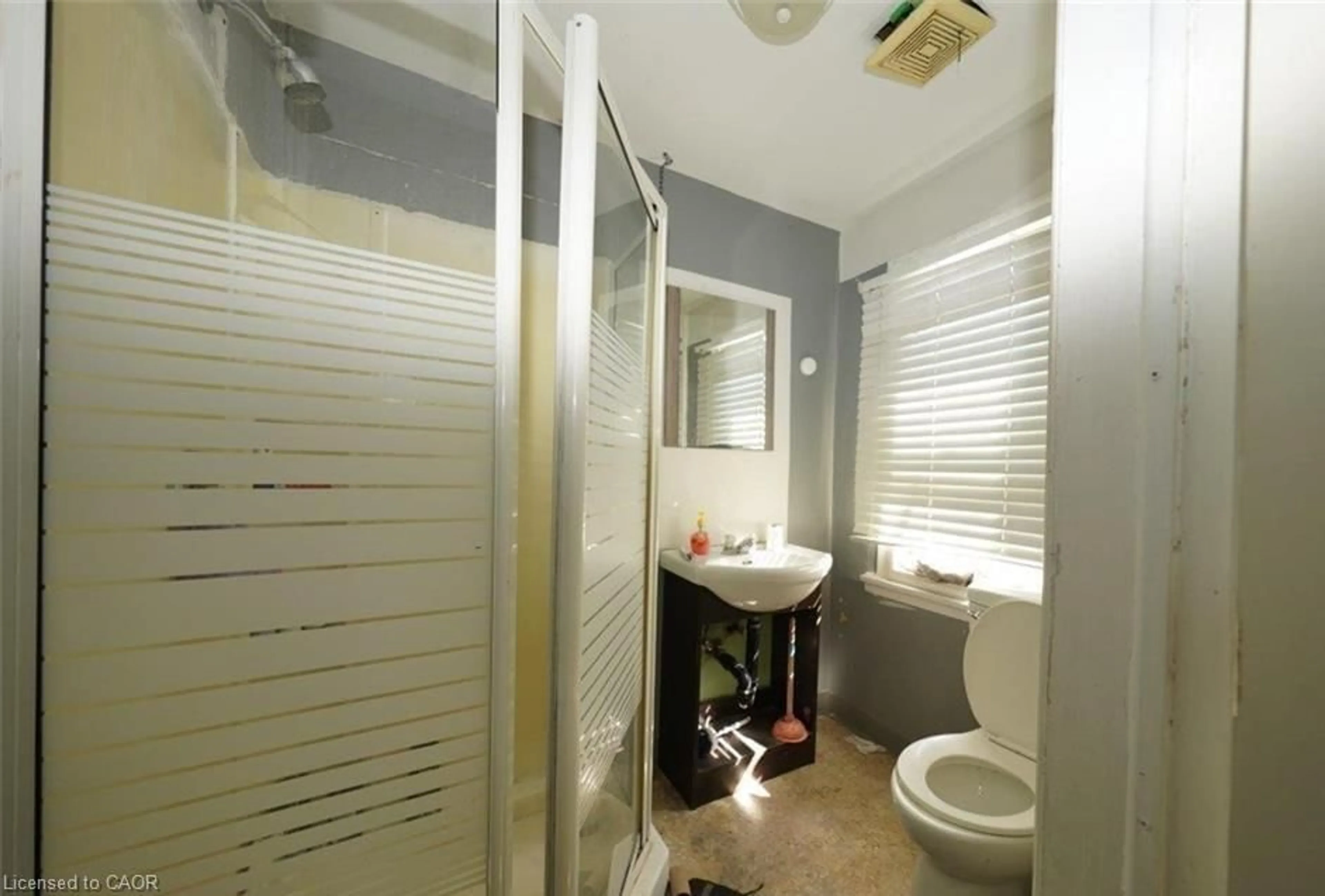 Standard bathroom, unknown for 9 Albert St, Welland Ontario L3B 4G1