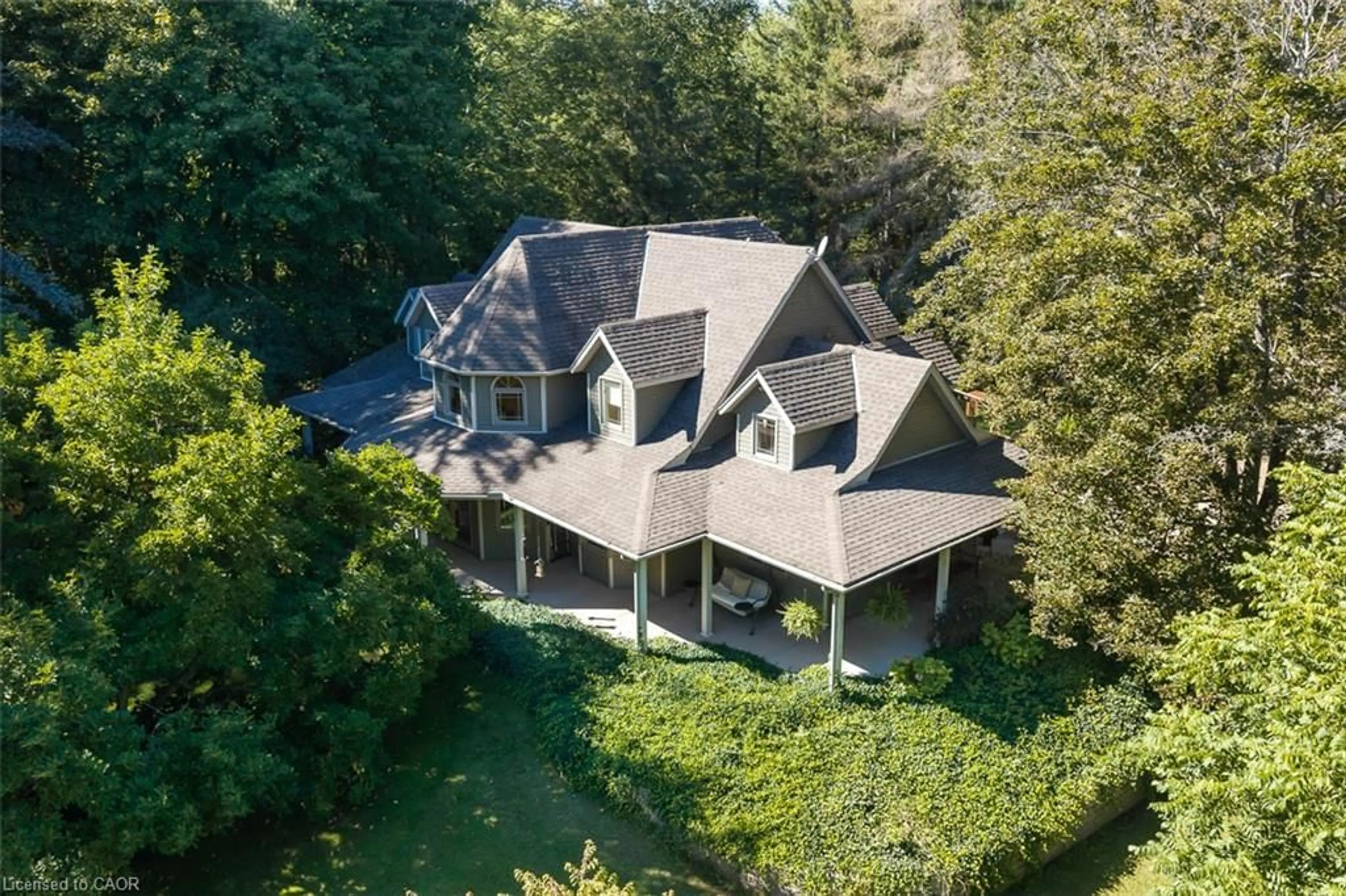 A pic from outside/outdoor area/front of a property/back of a property/a pic from drone, unknown for 1110 Centre St, Fenwick Ontario L0S 1C0