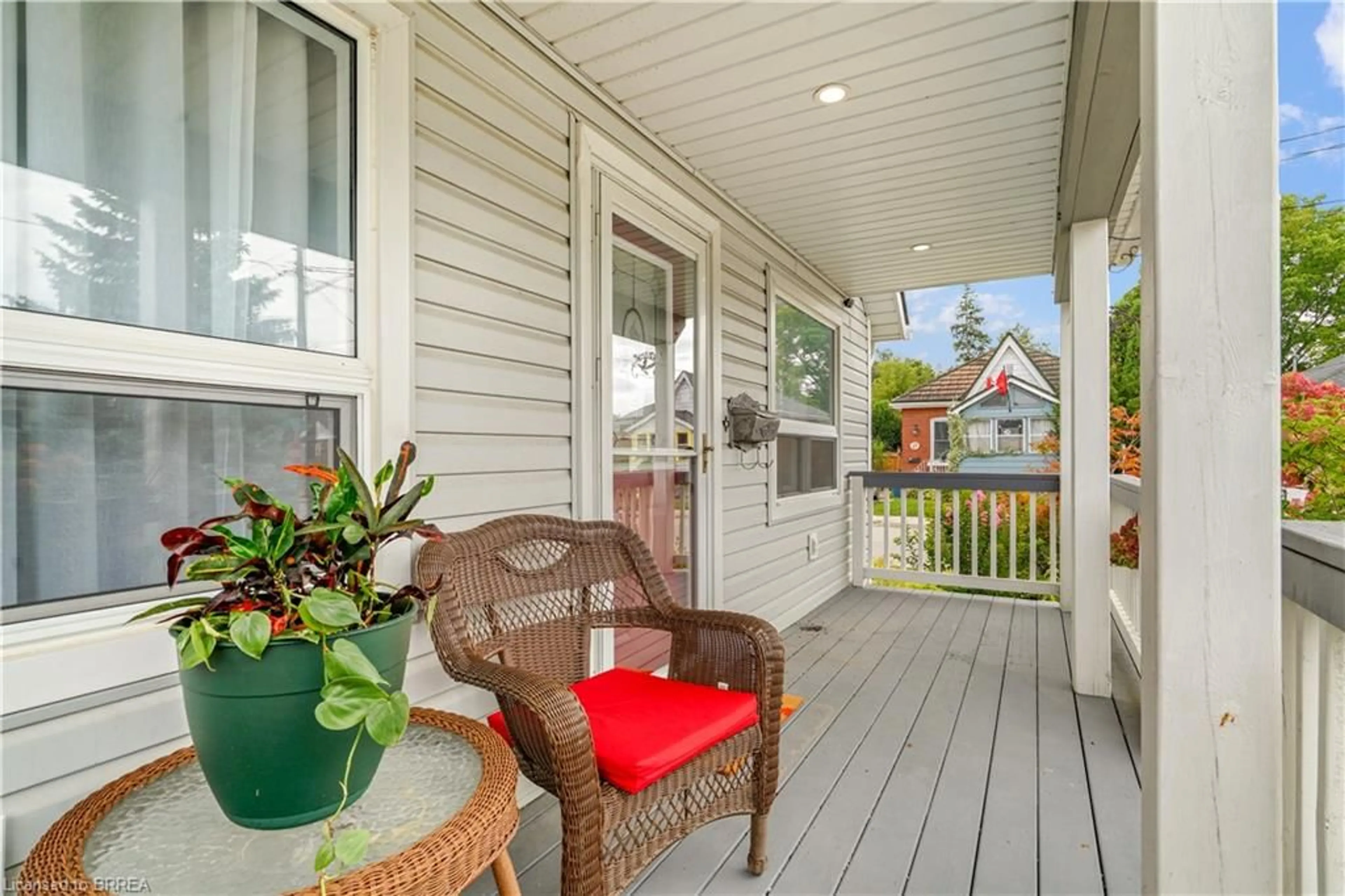 Patio, street for 24 Elliott Ave, Brantford Ontario N3T 1E5