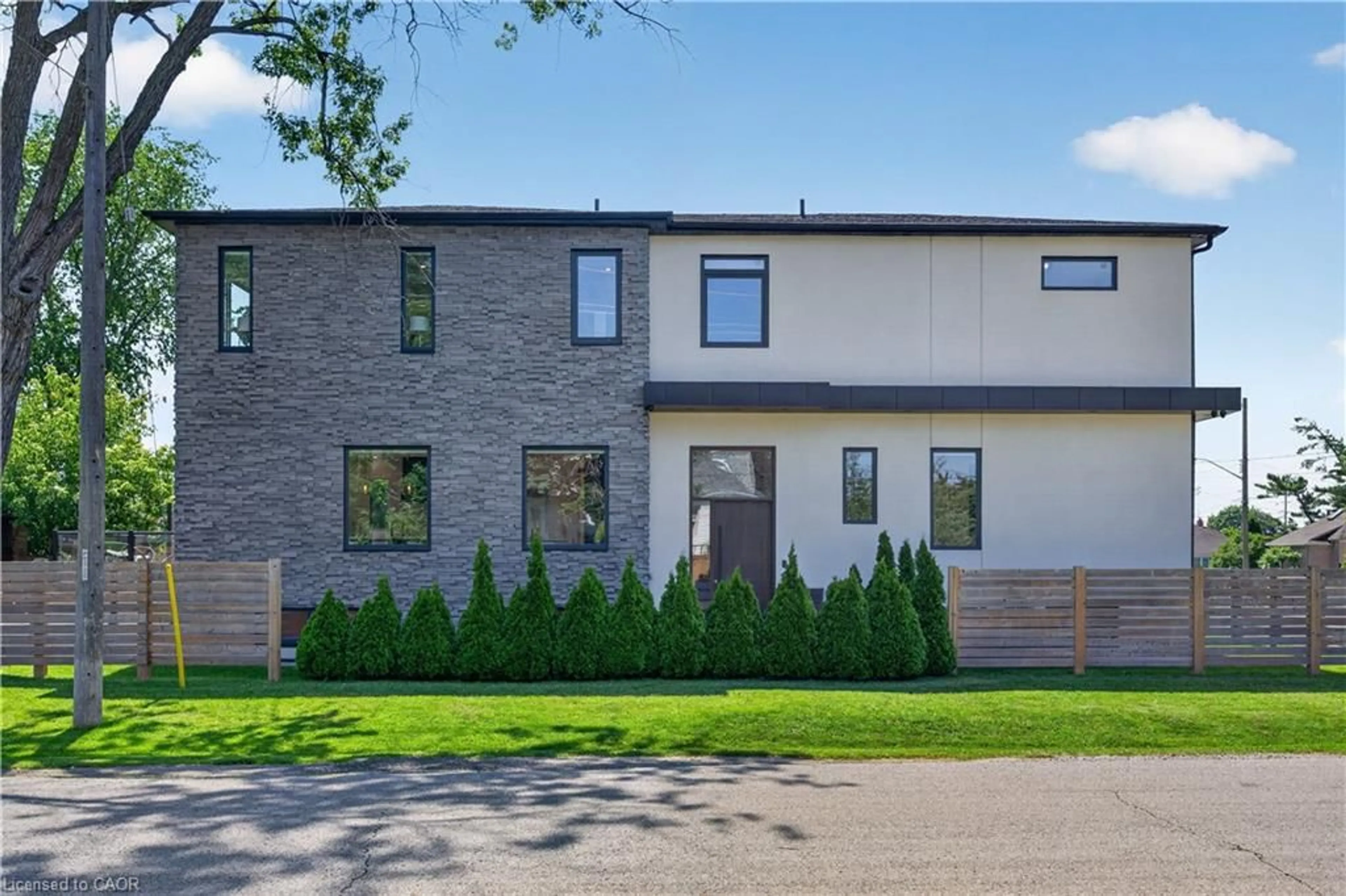 Home with brick exterior material, street for 1047 Meredith Ave, Mississauga Ontario L5E 2C6