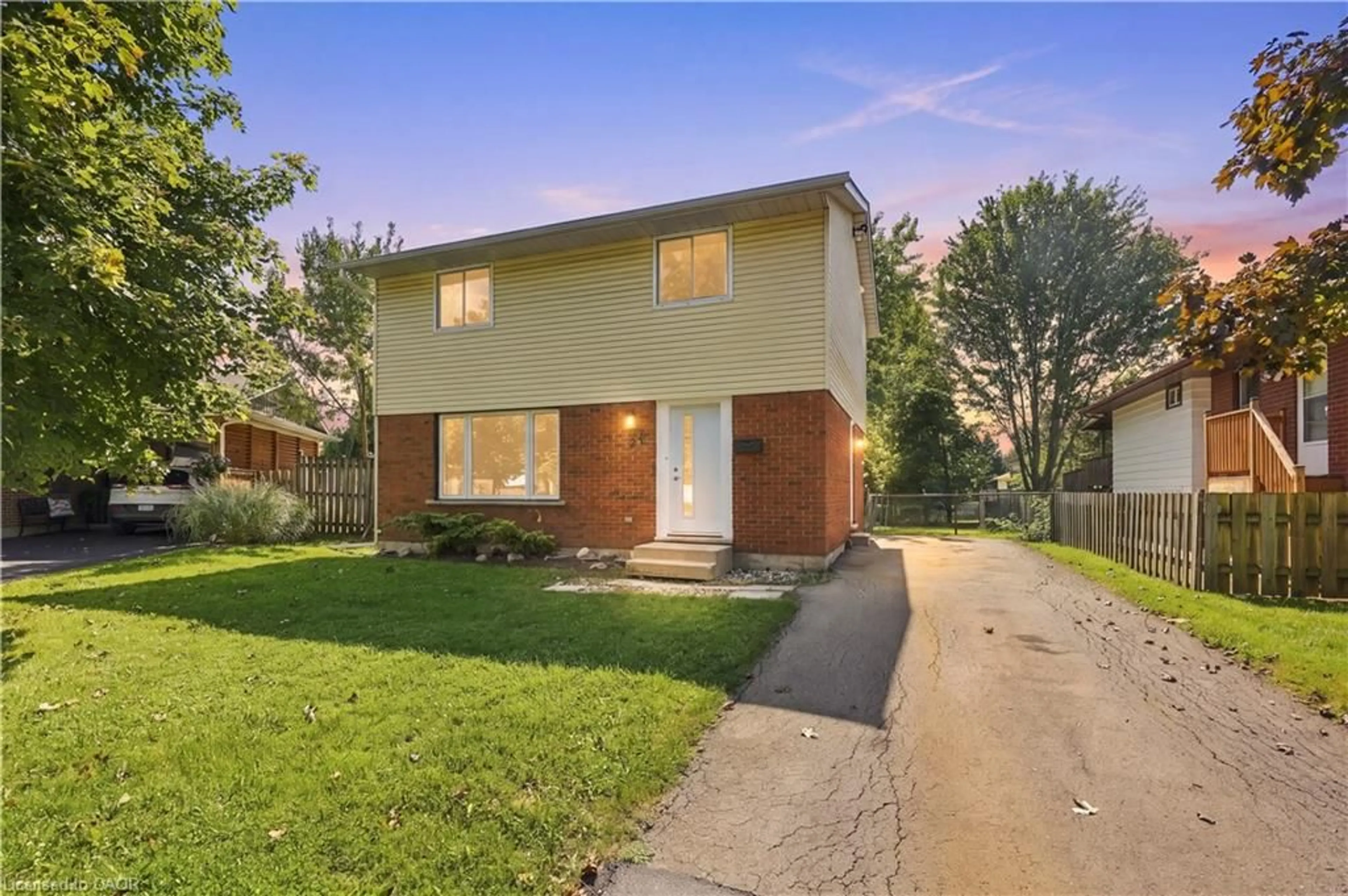 Home with brick exterior material, street for 27 Cummington Pl, Welland Ontario L3C 6A9