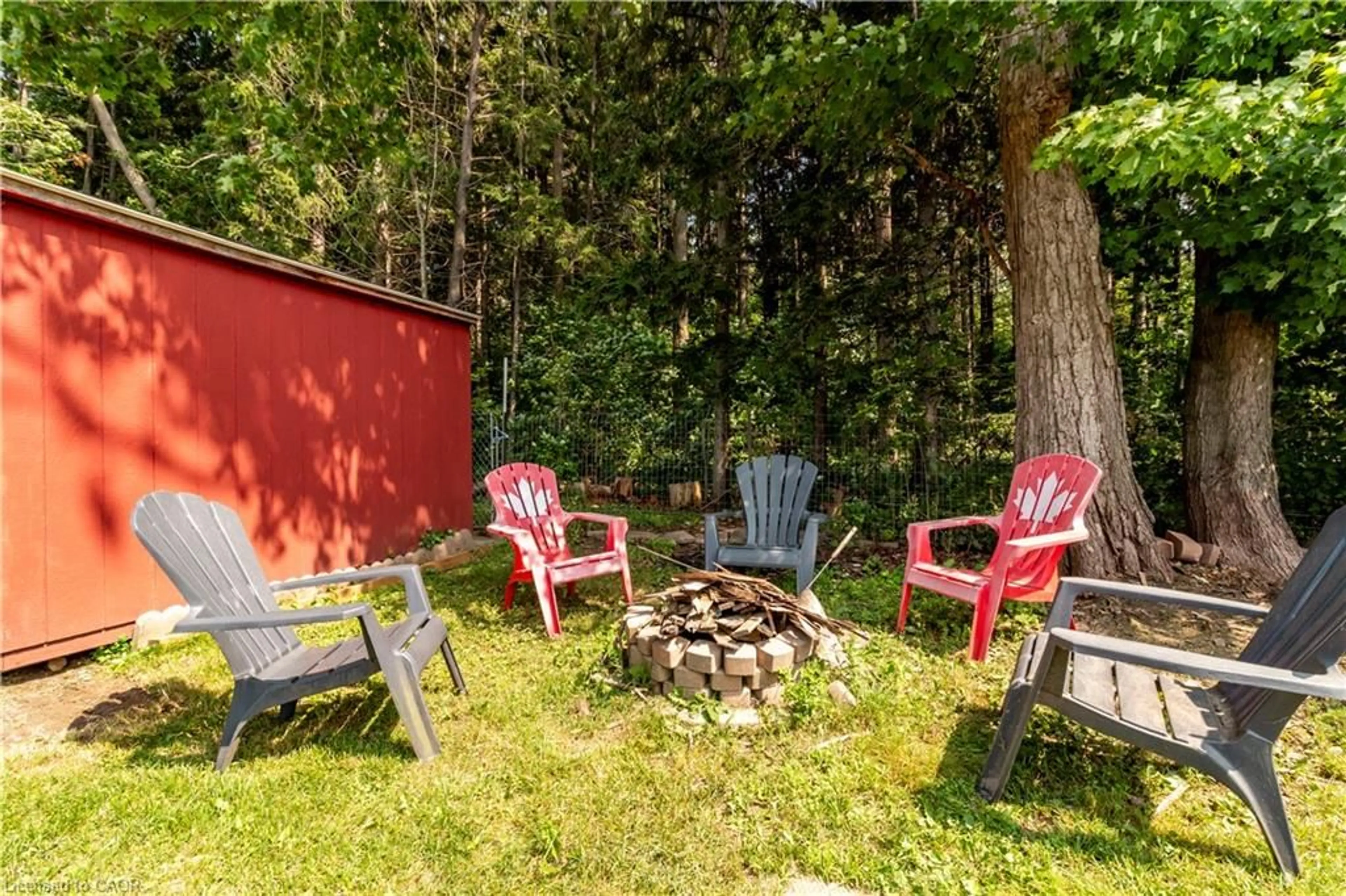 Patio, forest/trees view for 140 Arrowhead Cres, Kitchener Ontario N2P 1B9
