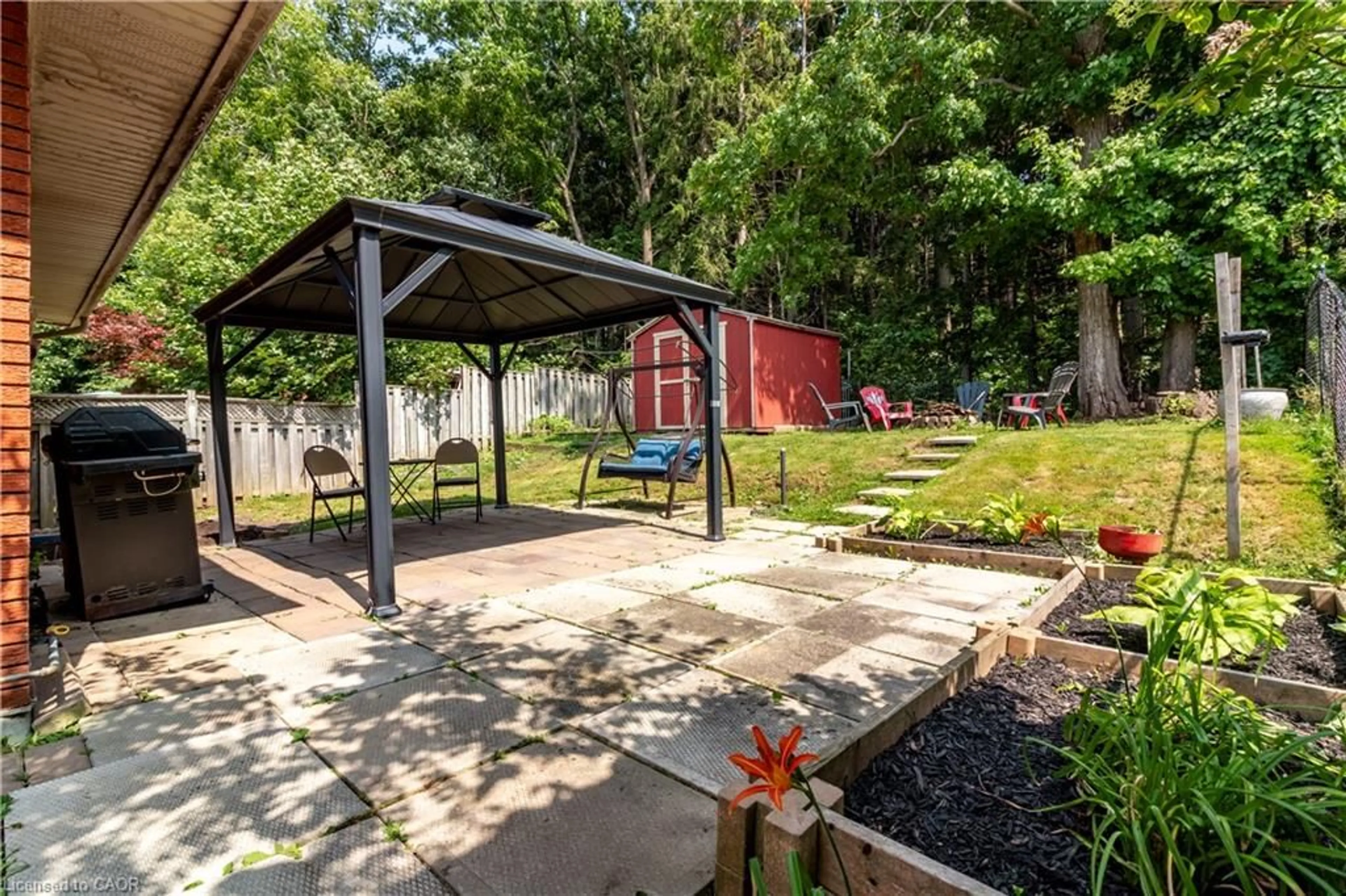Patio, street for 140 Arrowhead Cres, Kitchener Ontario N2P 1B9