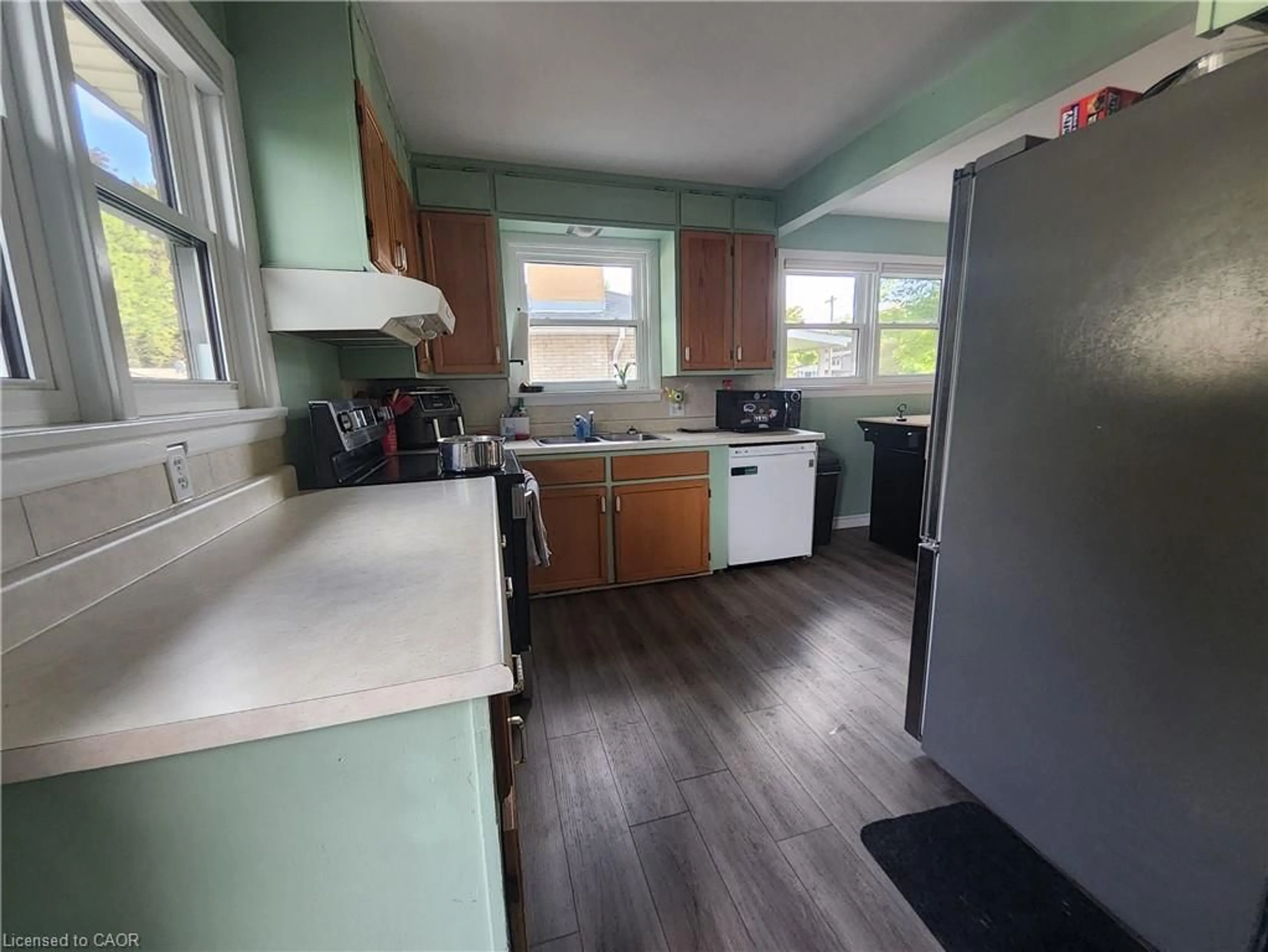 Standard kitchen, unknown for 33 Lee Ave, Simcoe Ontario N3Y 3K3