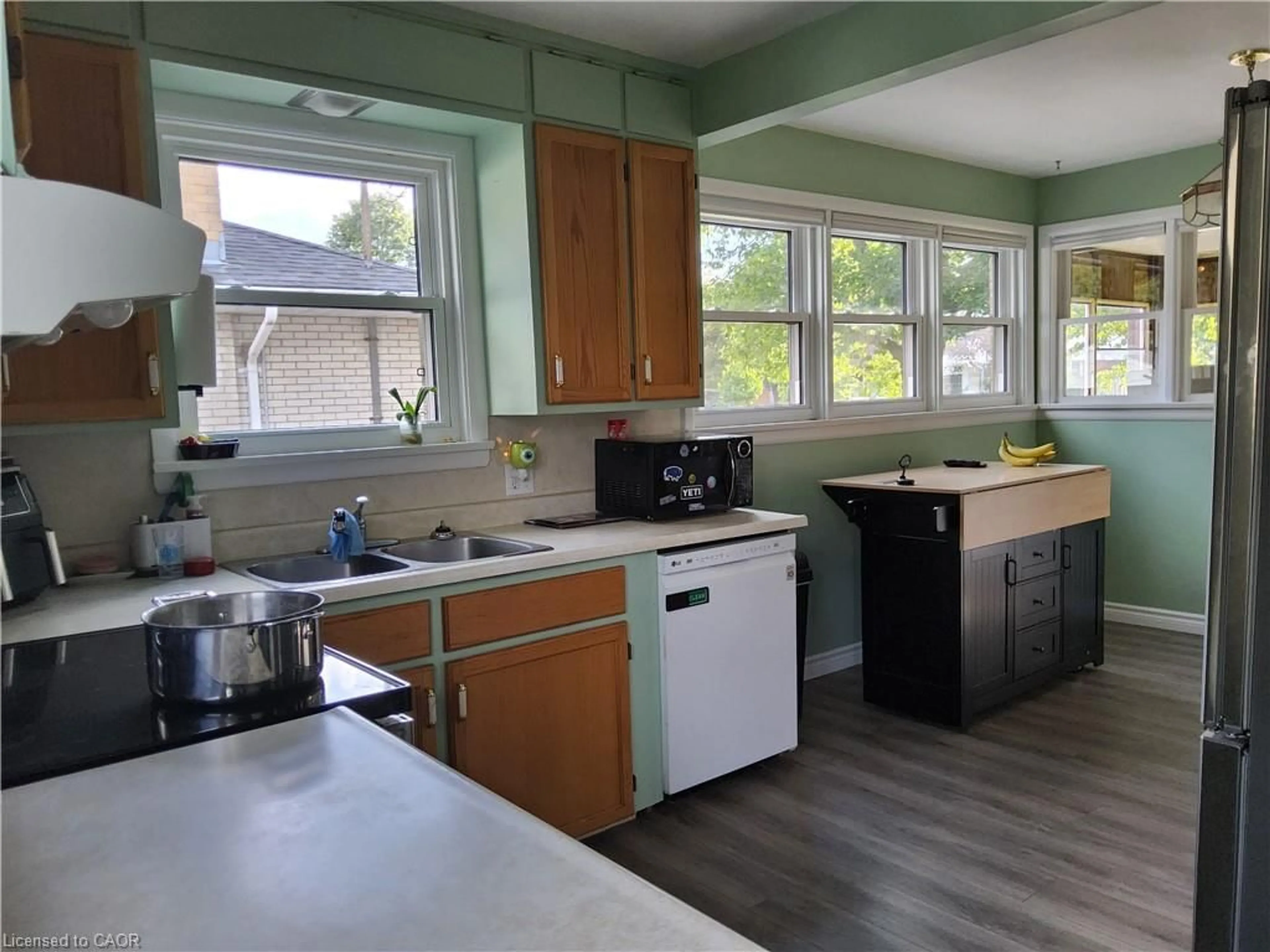 Standard kitchen, unknown for 33 Lee Ave, Simcoe Ontario N3Y 3K3