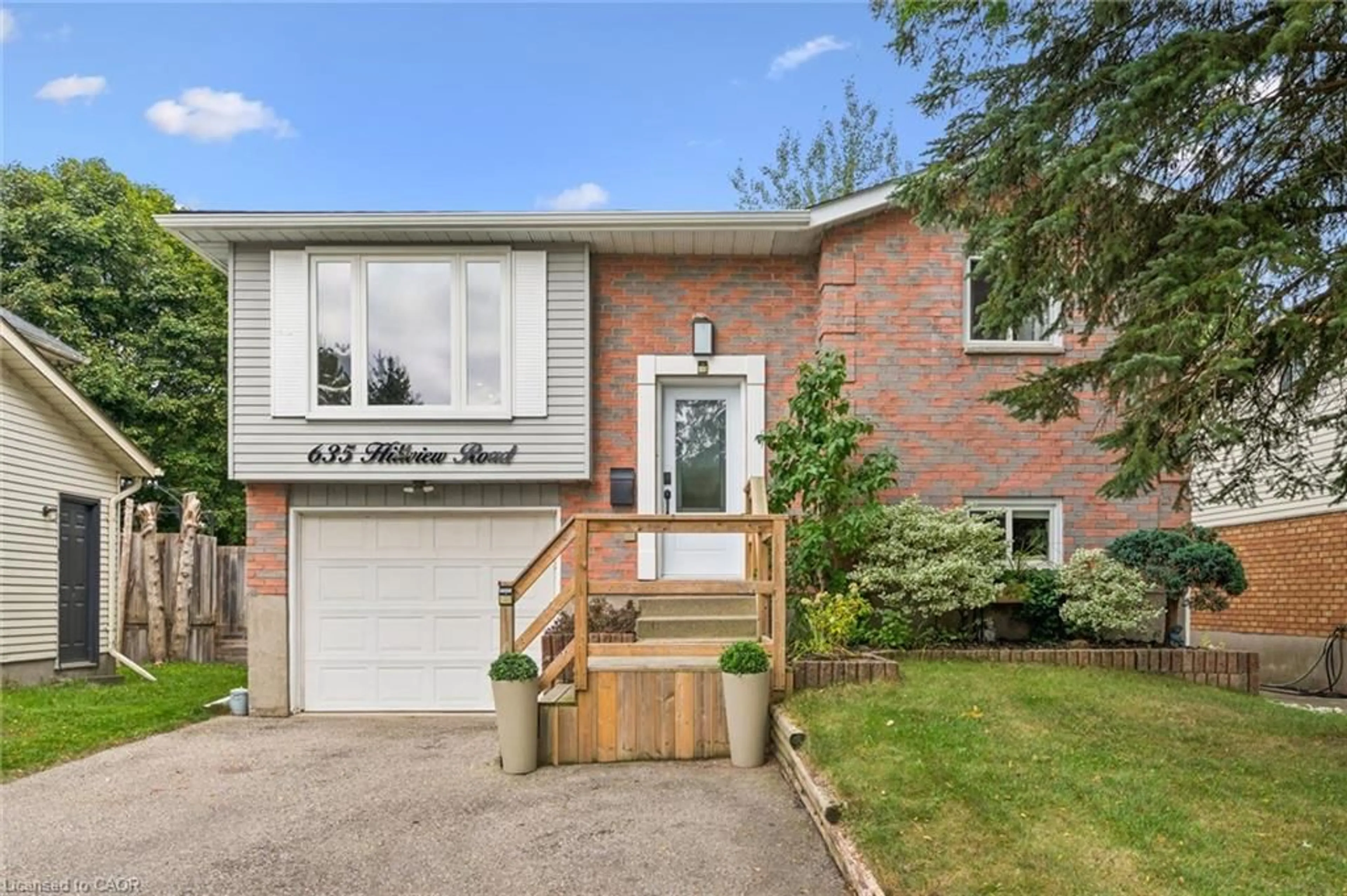 Home with brick exterior material, street for 635 Hillview Rd, Cambridge Ontario N3H 5C3