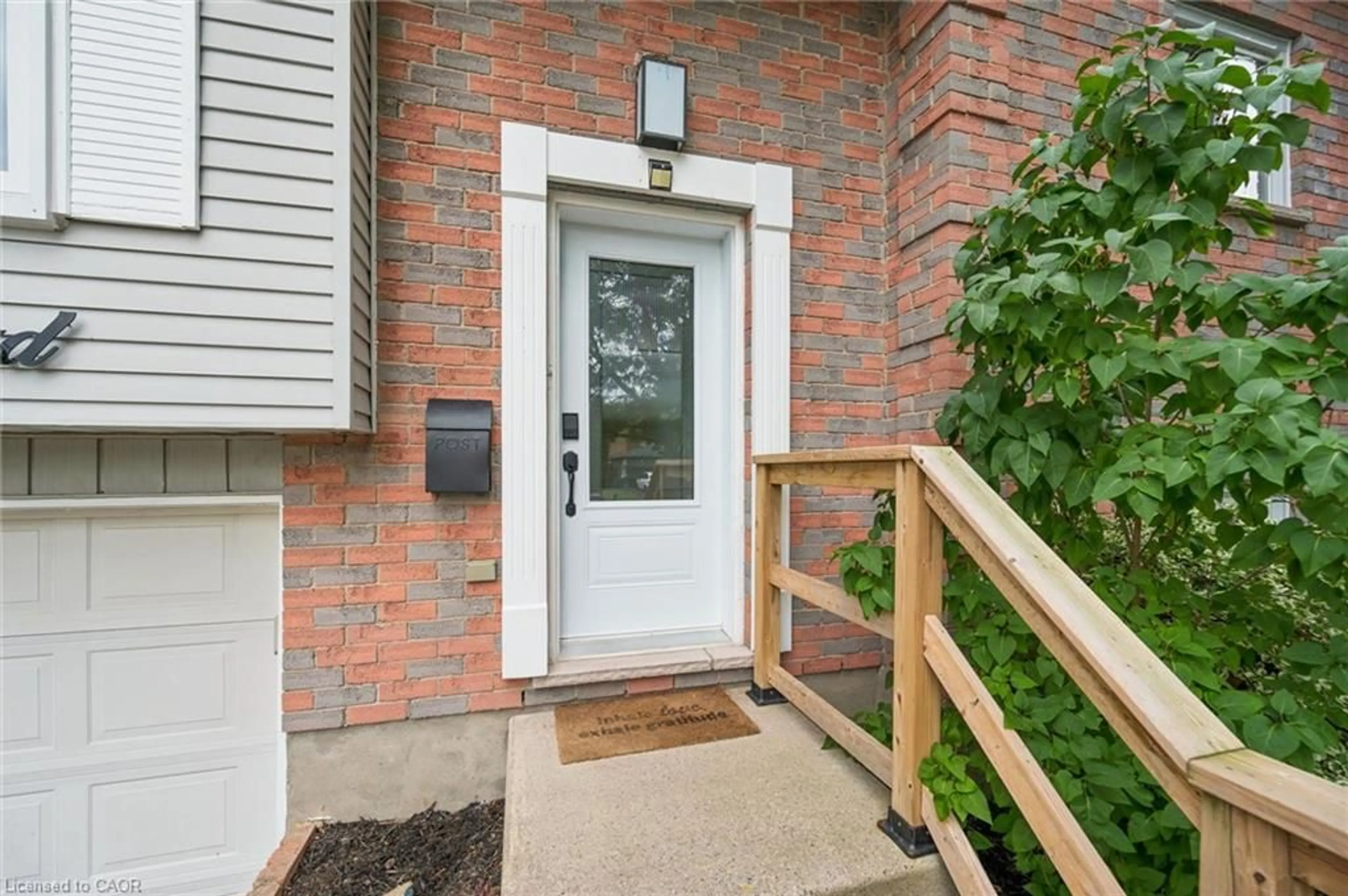 Indoor entryway for 635 Hillview Rd, Cambridge Ontario N3H 5C3