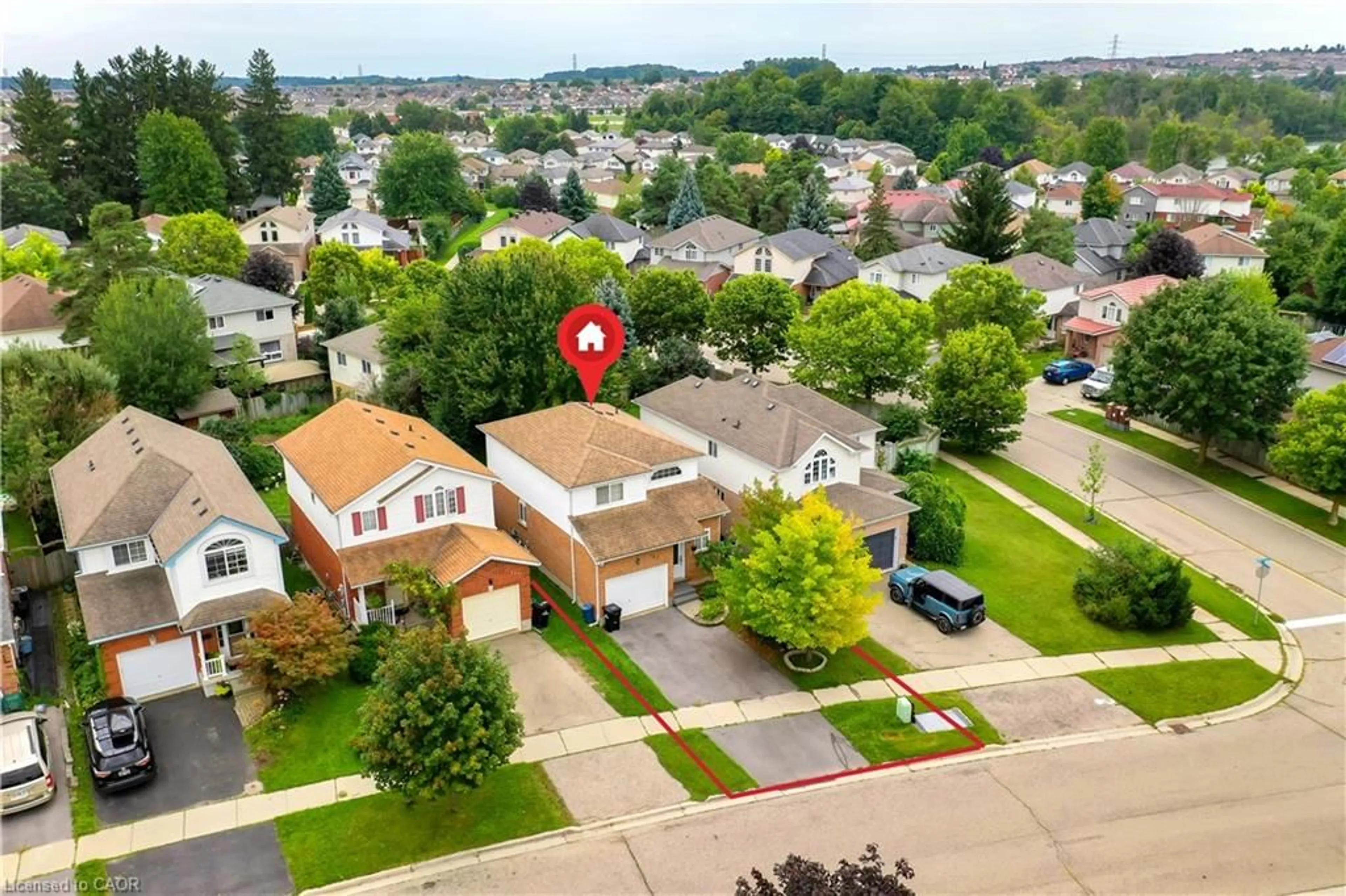 A pic from outside/outdoor area/front of a property/back of a property/a pic from drone, street for 237 Grey Fox Dr, Kitchener Ontario N2E 3N7