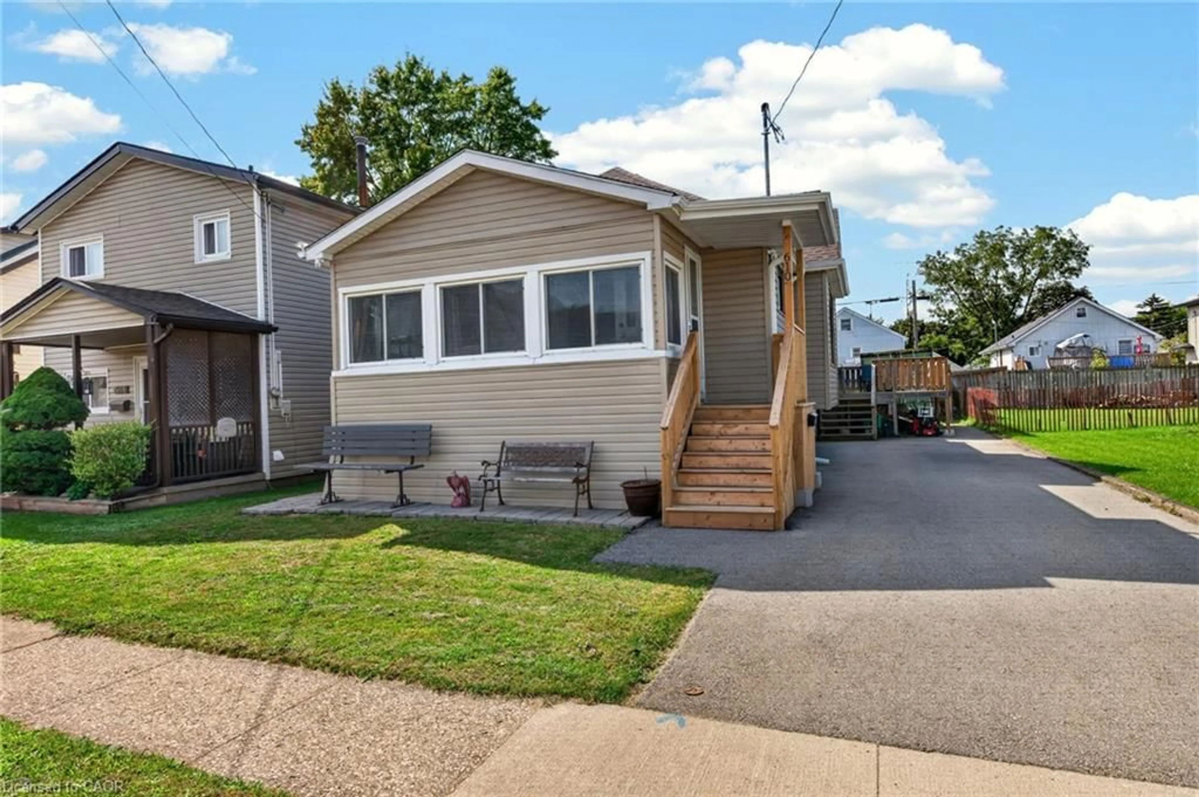 Home with vinyl exterior material, street for 610 Steele St, Port Colborne Ontario L3K 4Y7