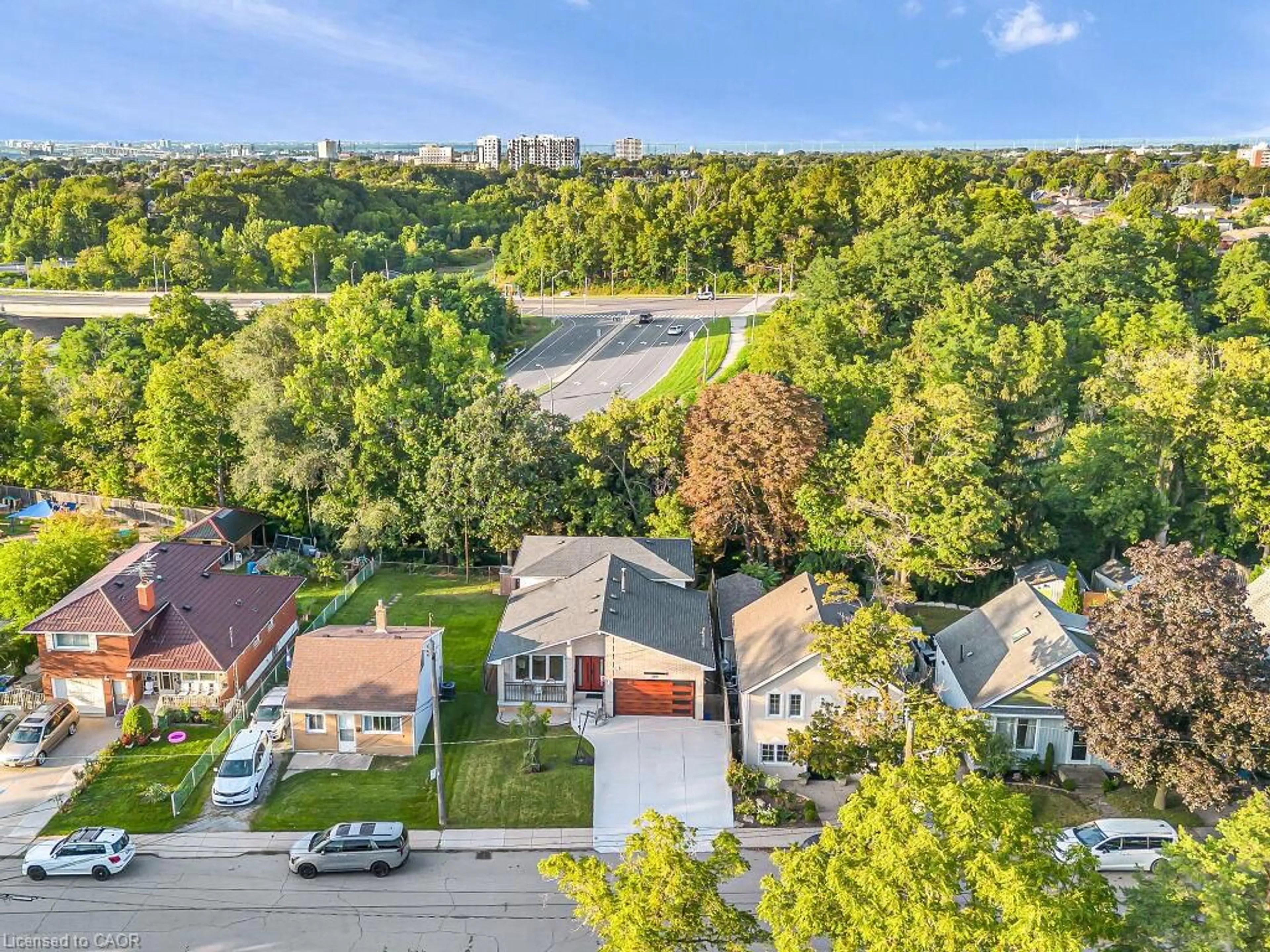 A pic from outside/outdoor area/front of a property/back of a property/a pic from drone, street for 309 Hixon Rd, Hamilton Ontario L8K 2C8