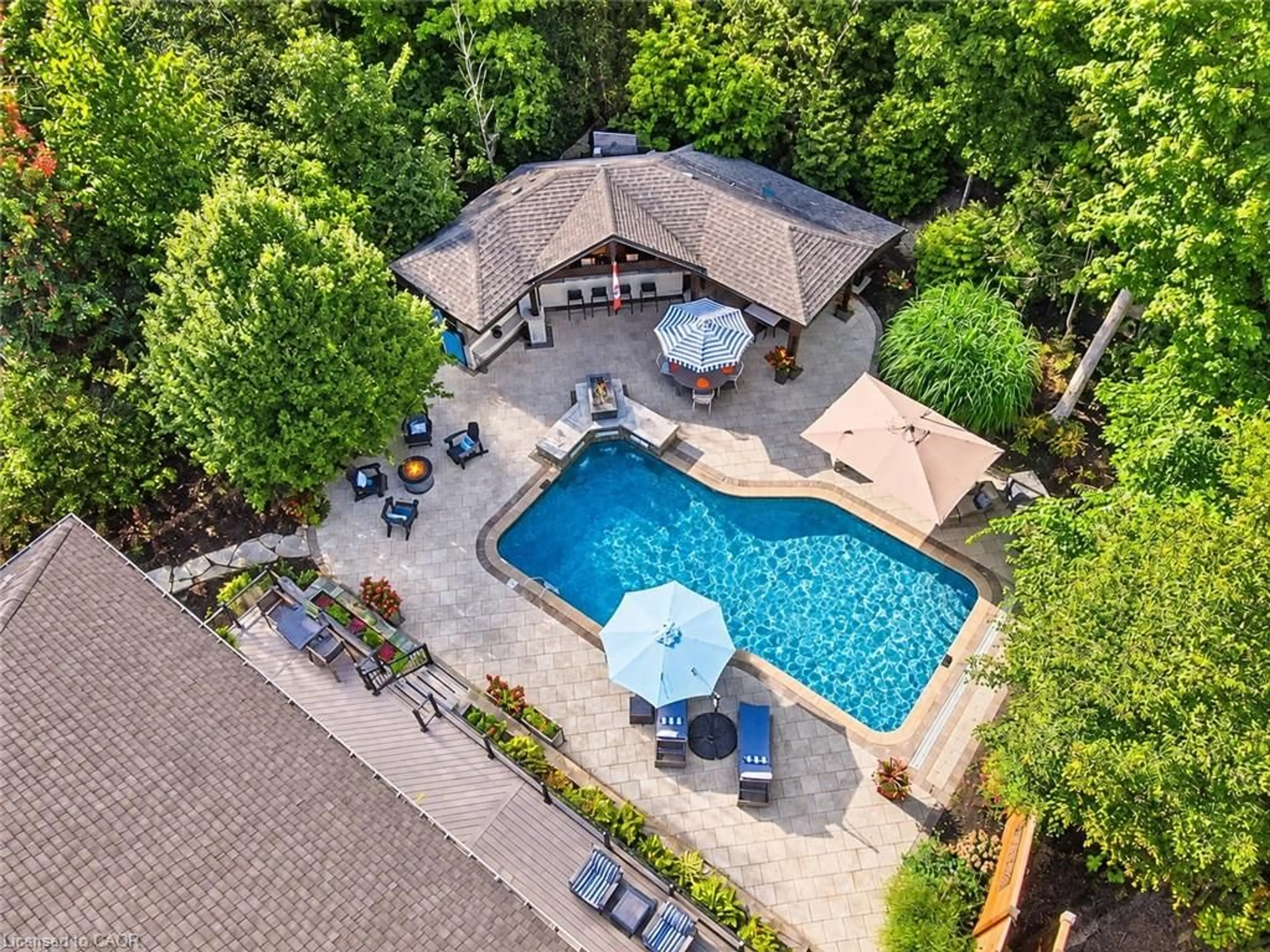 A pic from outside/outdoor area/front of a property/back of a property/a pic from drone, water/lake/river/ocean view for 504 Pleasant Bay Crt, Waterloo Ontario N2K 4N5