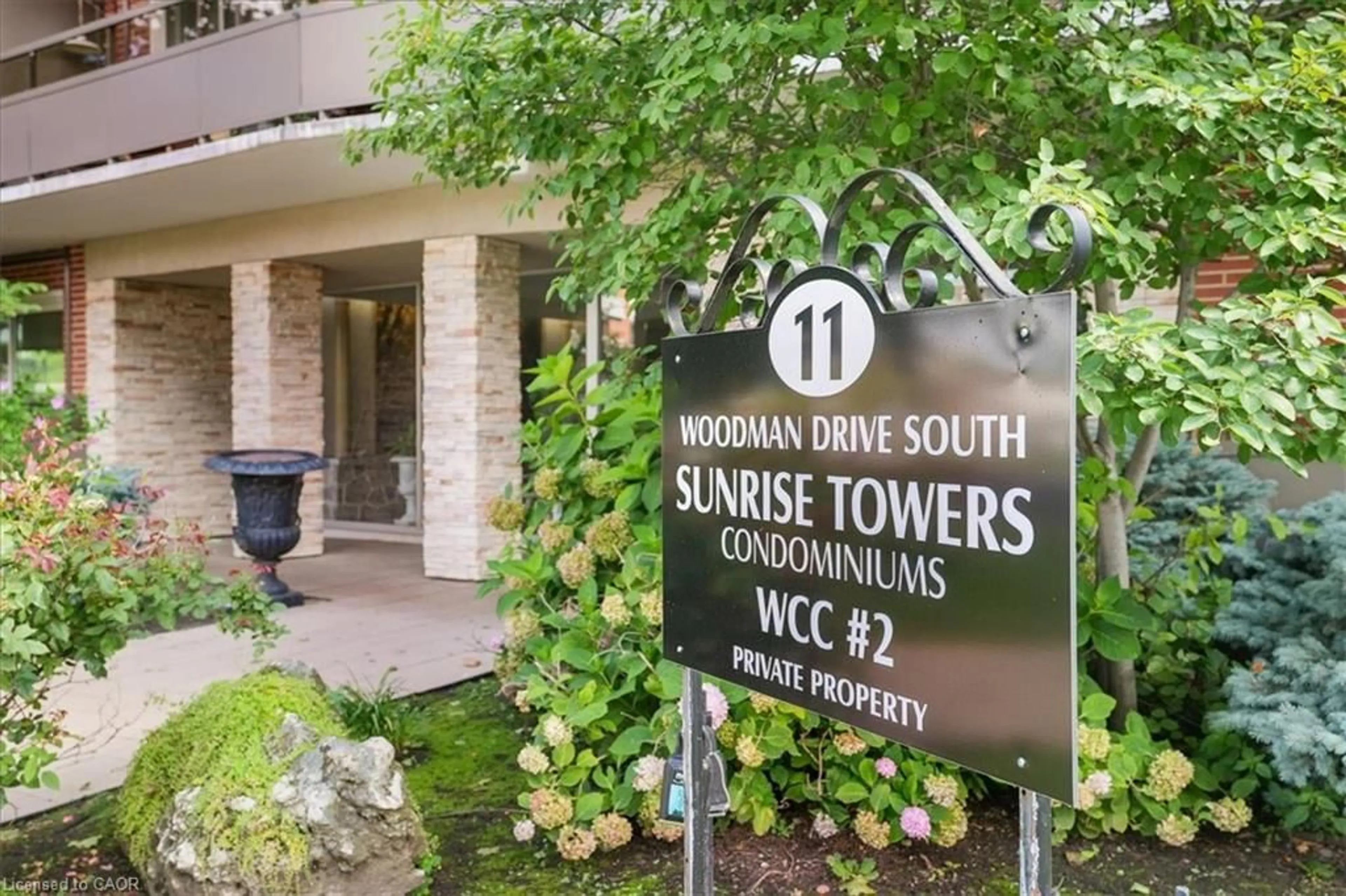 Indoor foyer for 11 Woodman Dr #102, Hamilton Ontario L8K 4E3